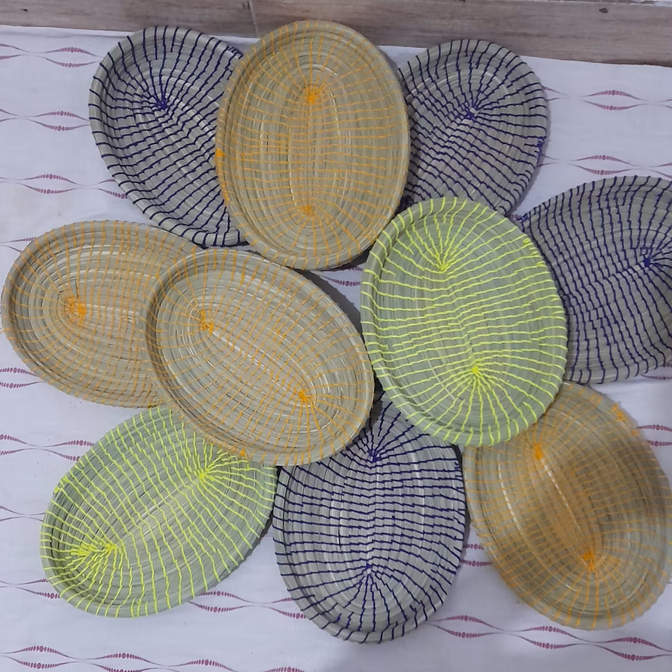 دیس های رنگی با رنگ دلخواه مناسب برای سرو و پذیرایی