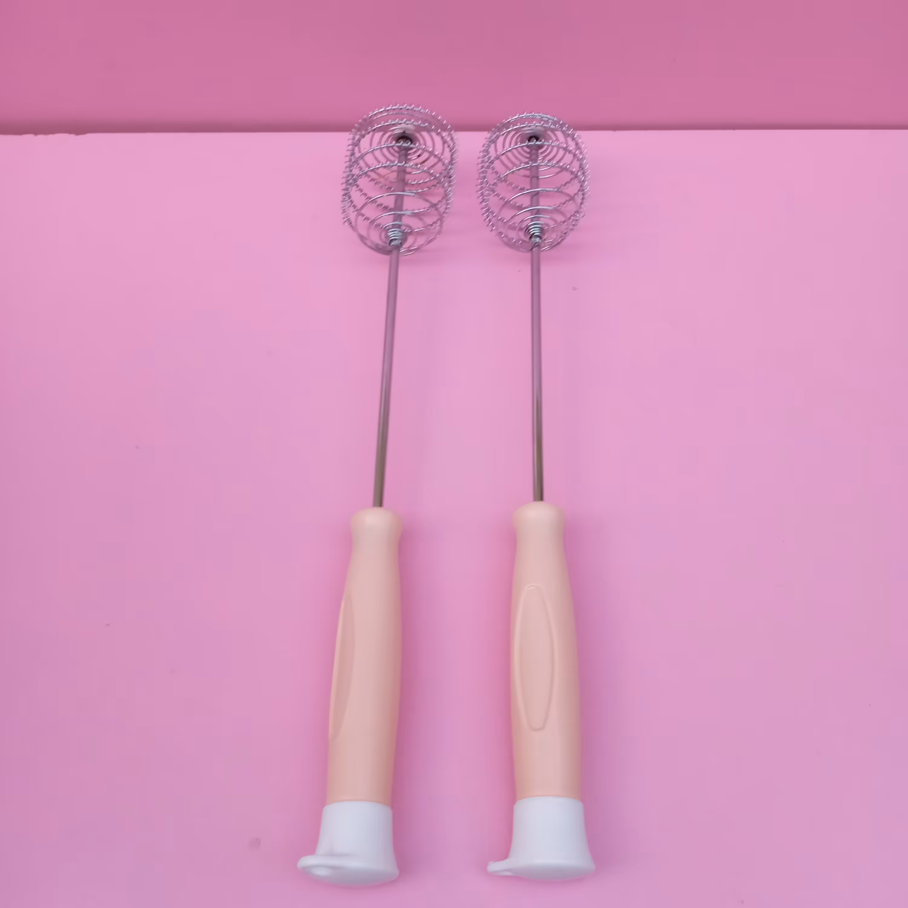 همزن فشاری چرخشی بدون نیاز به باطری و برق جنس بسیار عالی جایگزین مناسب برای همزن دستی مخصوص آشپزی و قنادی       