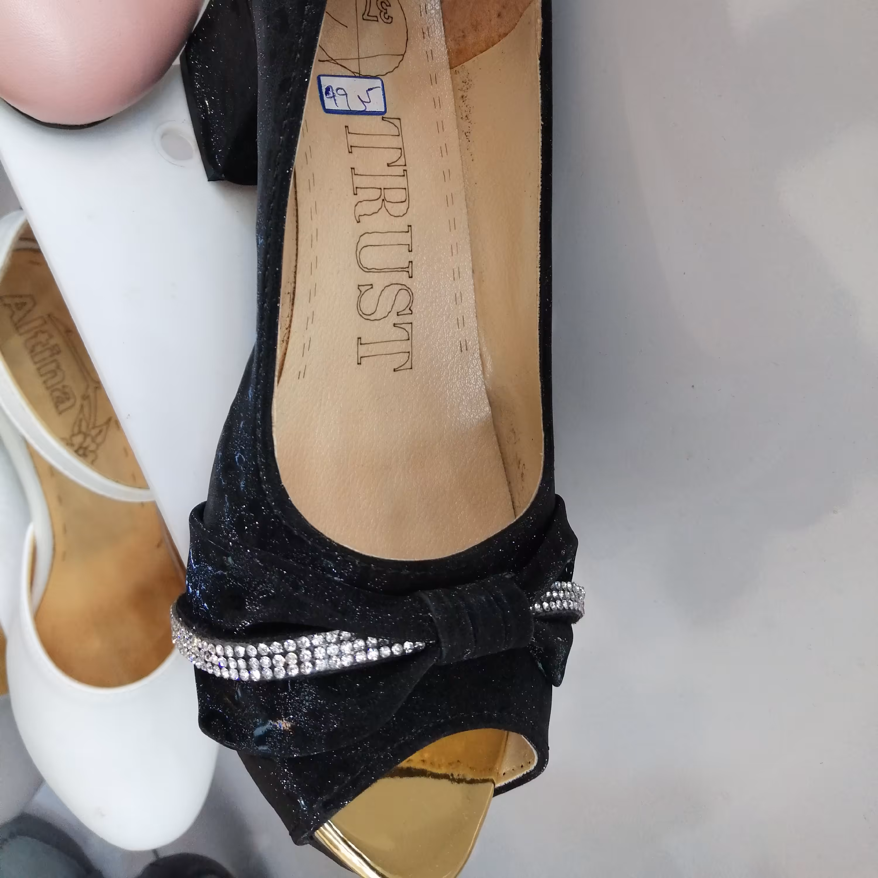 کفش. مجلس،  .