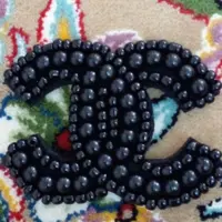 سنجاق سینه مدل چنل مرواریدی 