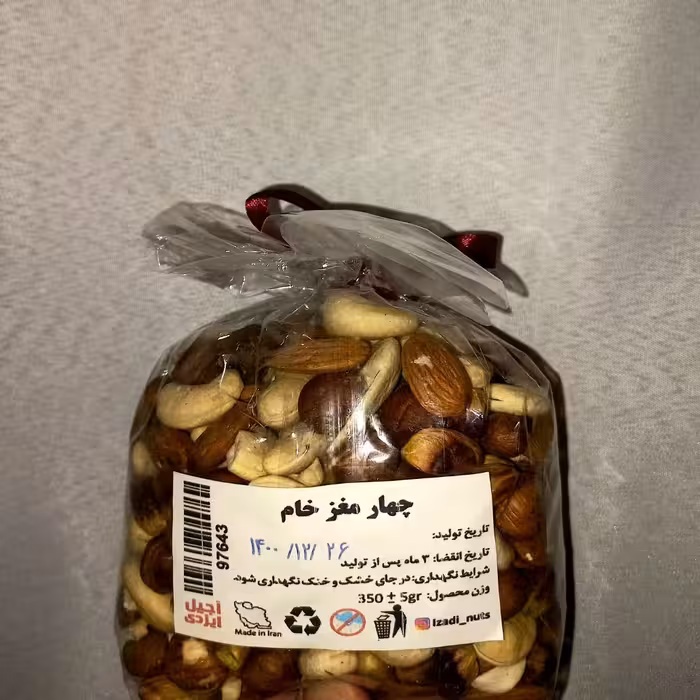 آجیل 4 مغز خام شامل  مغز پسته و مغز فندوق و بادام درختی و بادام هندی درجه یک از برند آجیل یزدی وزن 350 گرمی