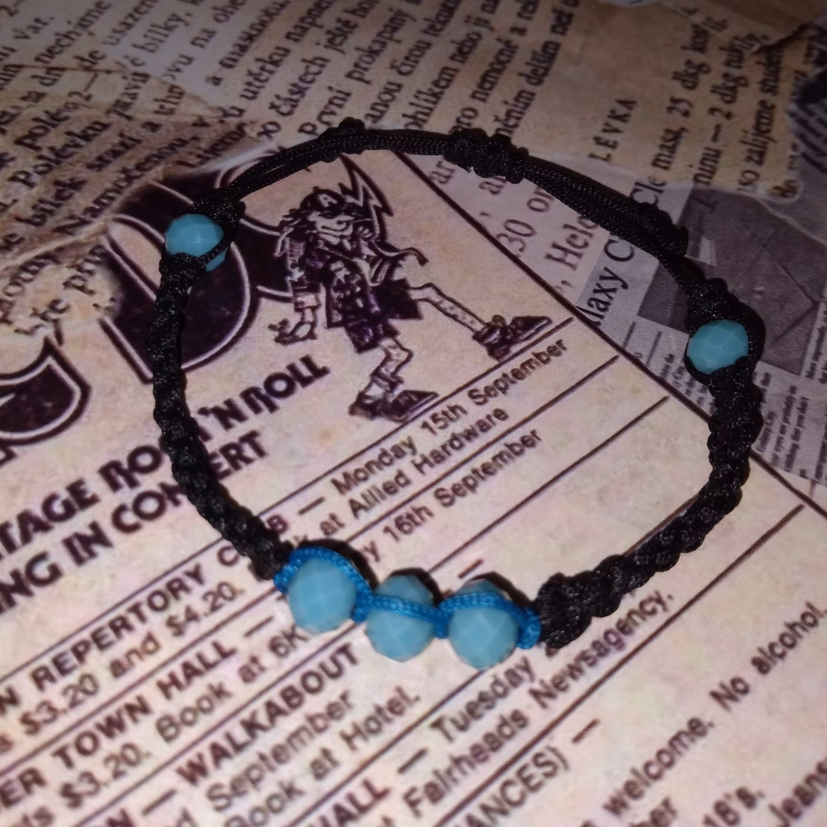 دستبند بافت با مهره آبی زیبا