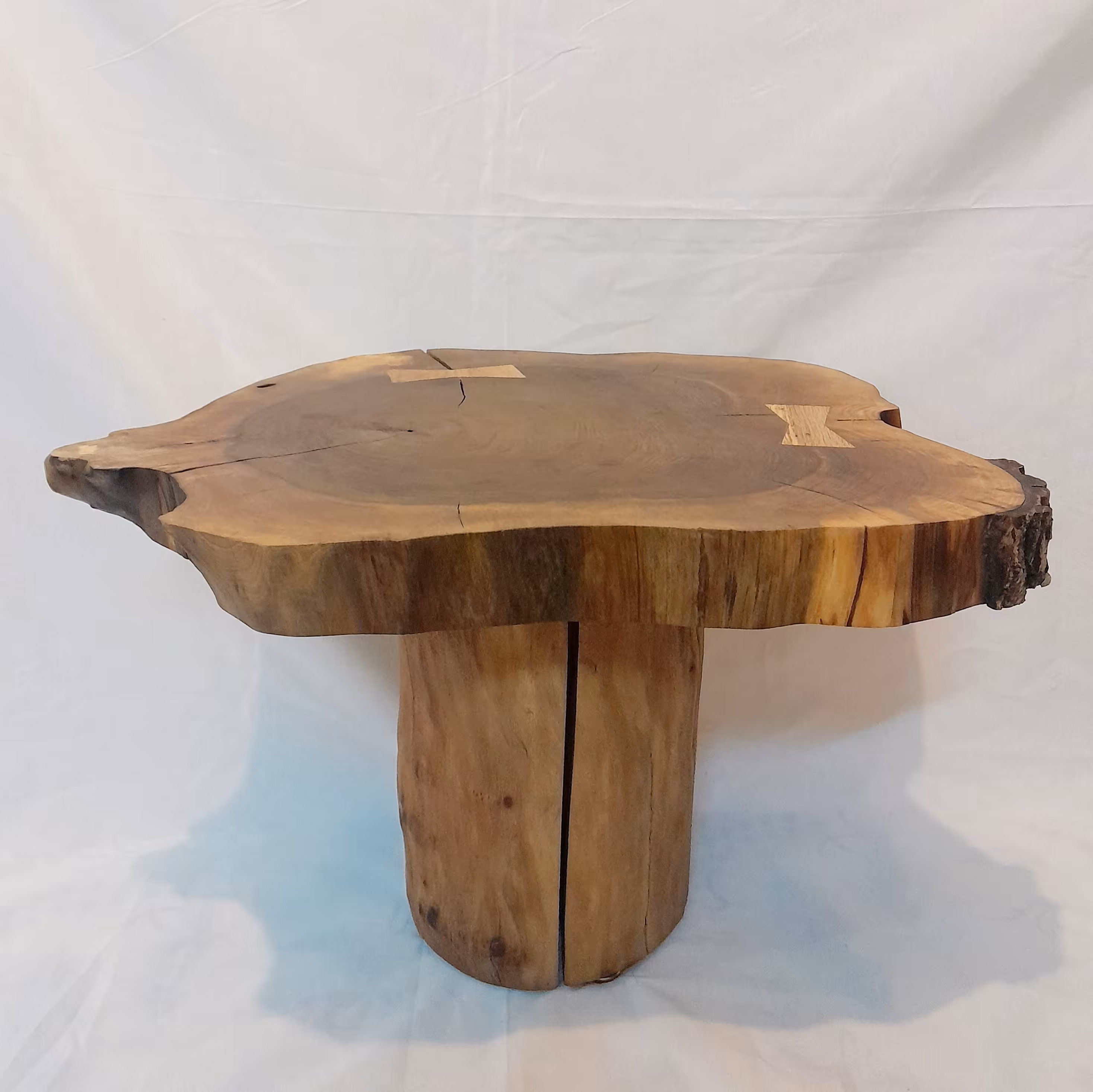 میز جلومبلی روستیک از چوب گردو و پایه از چوب چنار