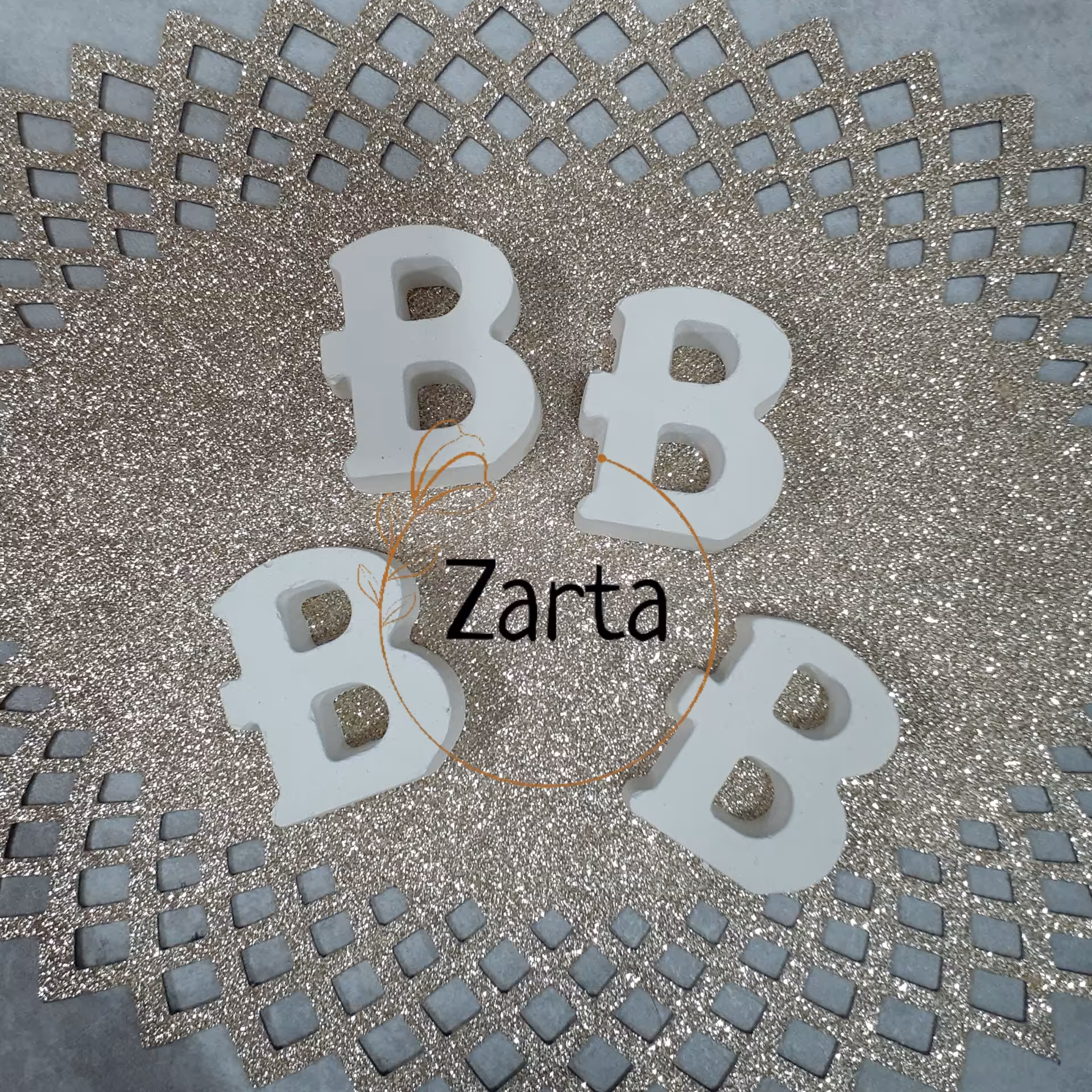 استند بتنی حرف انگلیسی   جنس پودر بتن هنری دلتا قابل رنگ شدن با رنگ اکرلیک