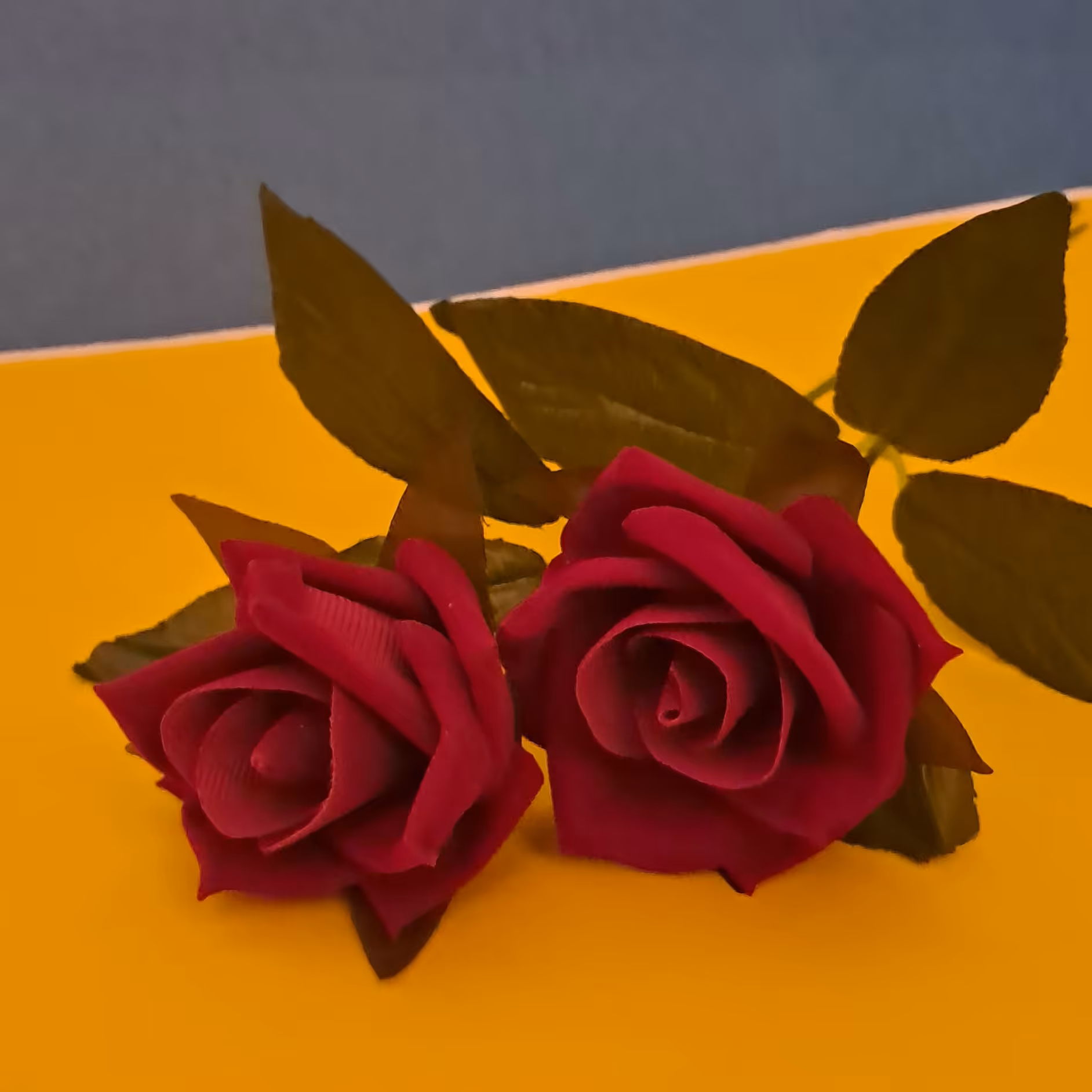 گل رز مخمل(بسته50 تایی هر شاخه 13500)گل رز مصنوعی مخمل(عمده)