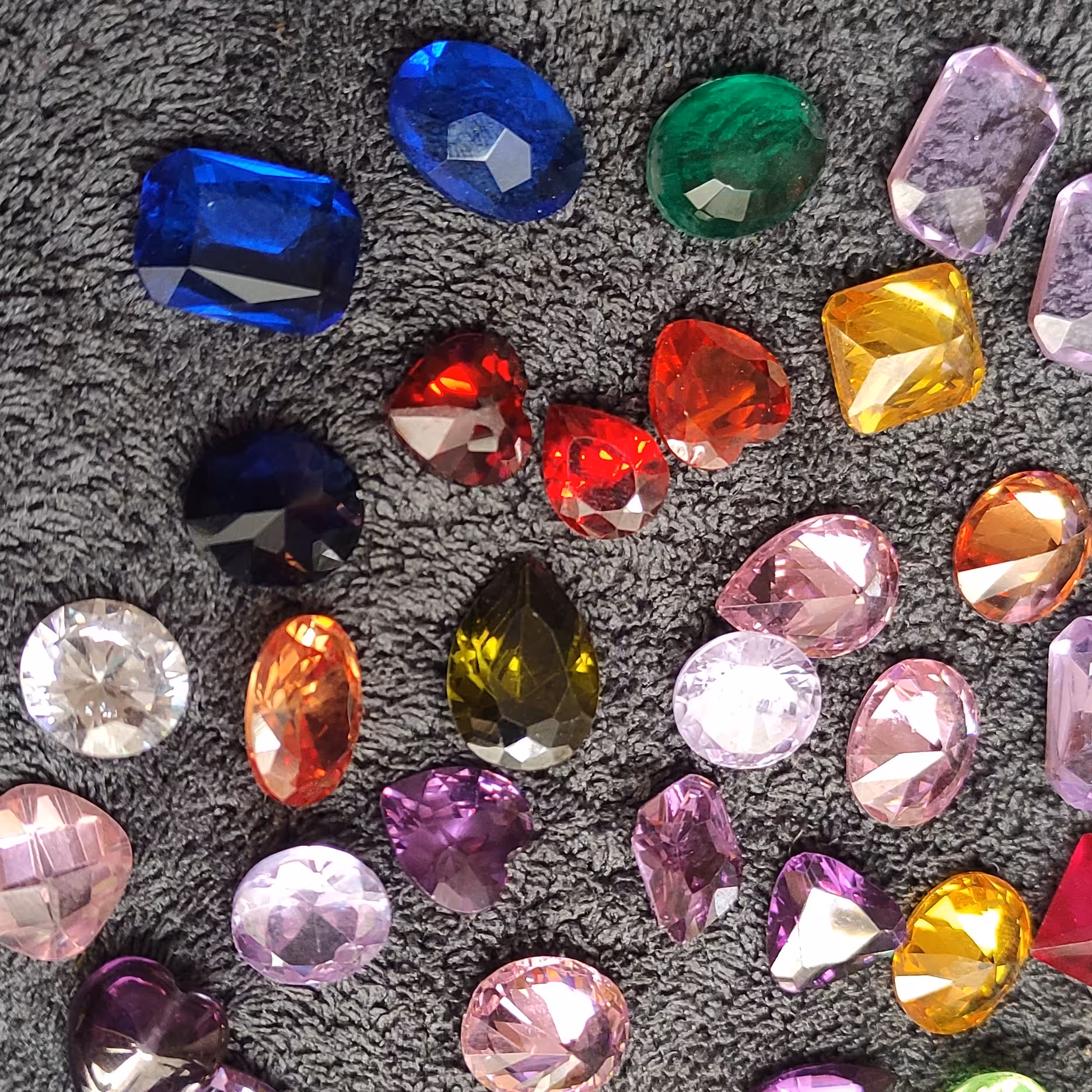 سنگ توپاز سینیتیک اصل در طرح و رنگ های متفاوت فوق العاده درخشان و مناسب انگشتر و گوشواره 