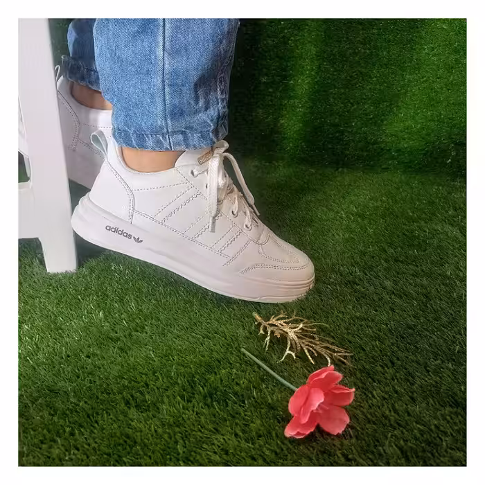 کفش زنانه آدیداس زیره پیو رنگ سفید جنس رویه چرم قالب استاندارد مناسب پیاده روی و باشگاه ارسال رایگان کفش ملورین