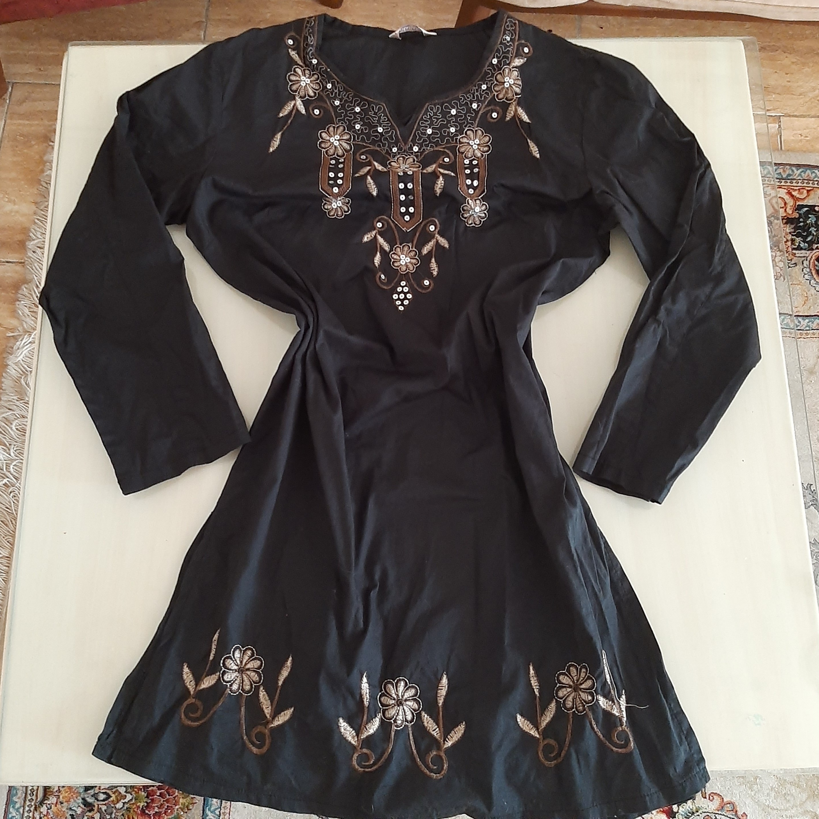 مانتو جلو بسته یا تونیک گلدوزی مشکی مناسب سایز 38 و 40 