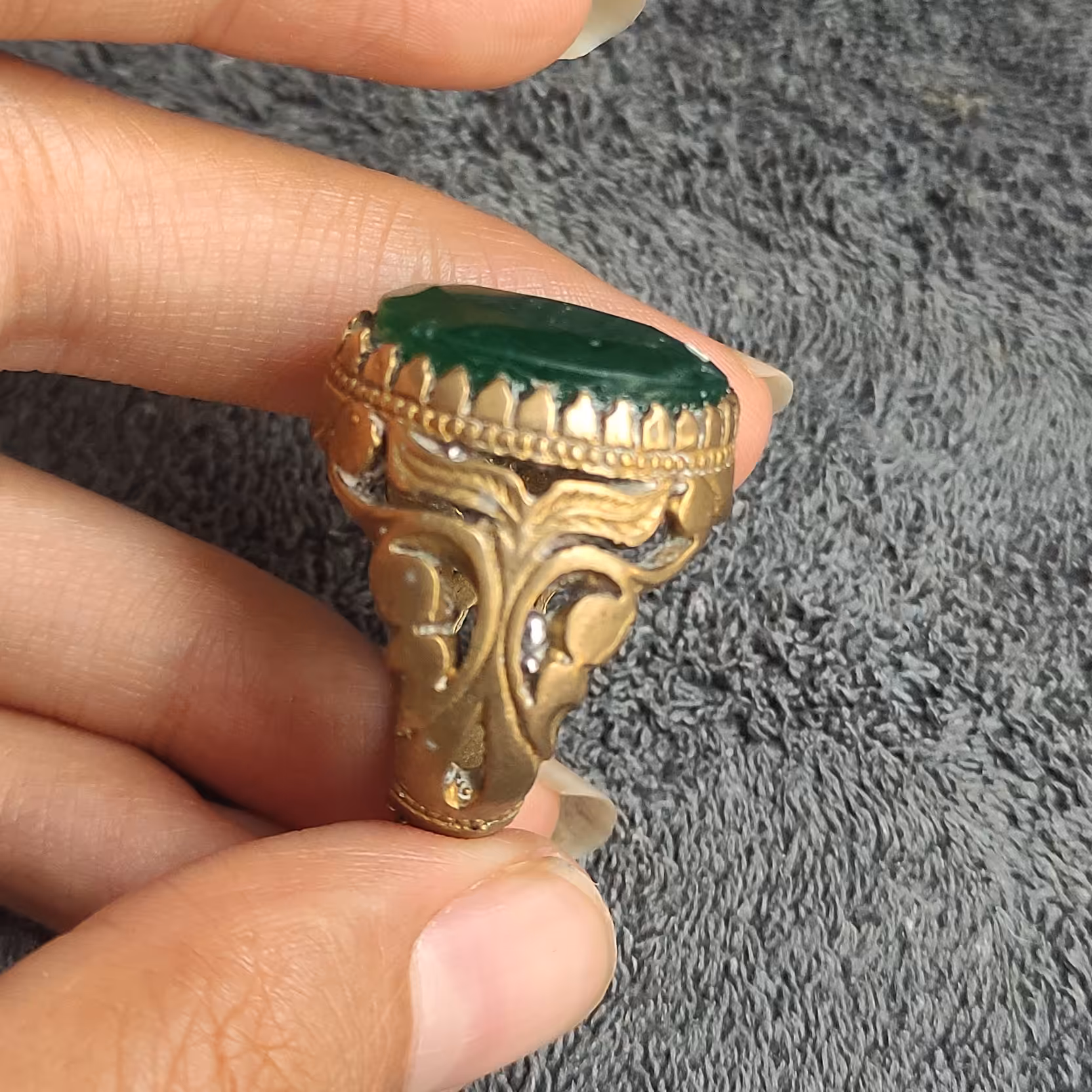 انگشتر و رکاب نقره گرم بالا  زرد رنگ با طرح خاص و زیبا همراه با مهره در رکاب 