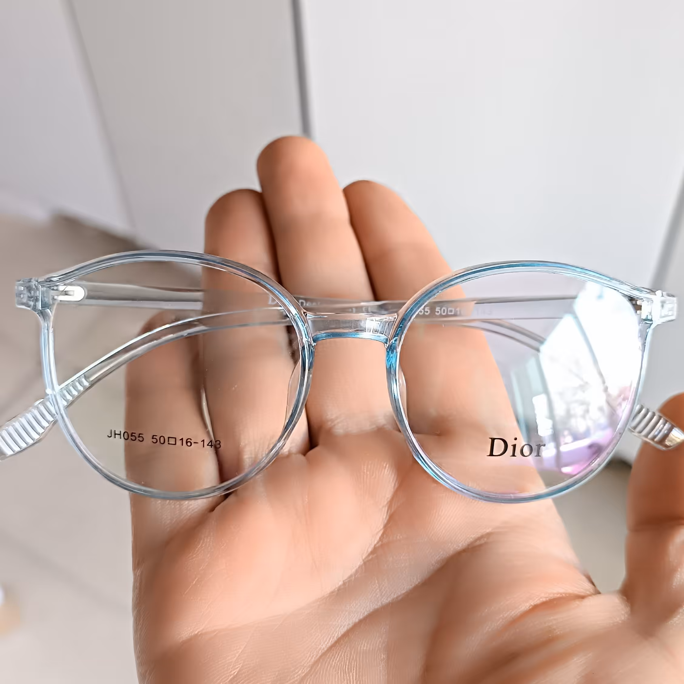 عینک طبی با قابلیت تعویض عدسی های طبی نمره دار صورت خور بسیار عالی همراه با جلد و دستمال 