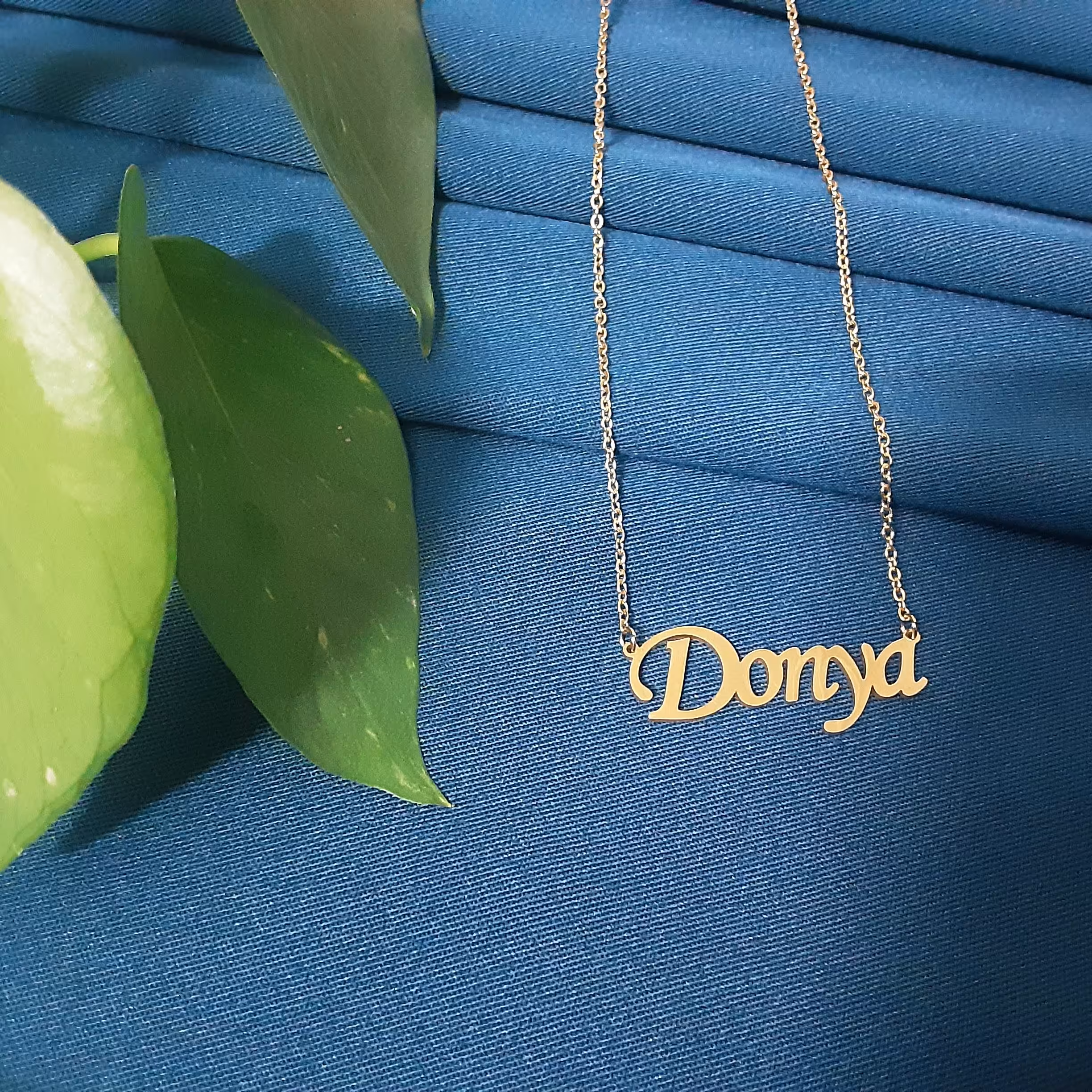 گردنبند اسم دنیا