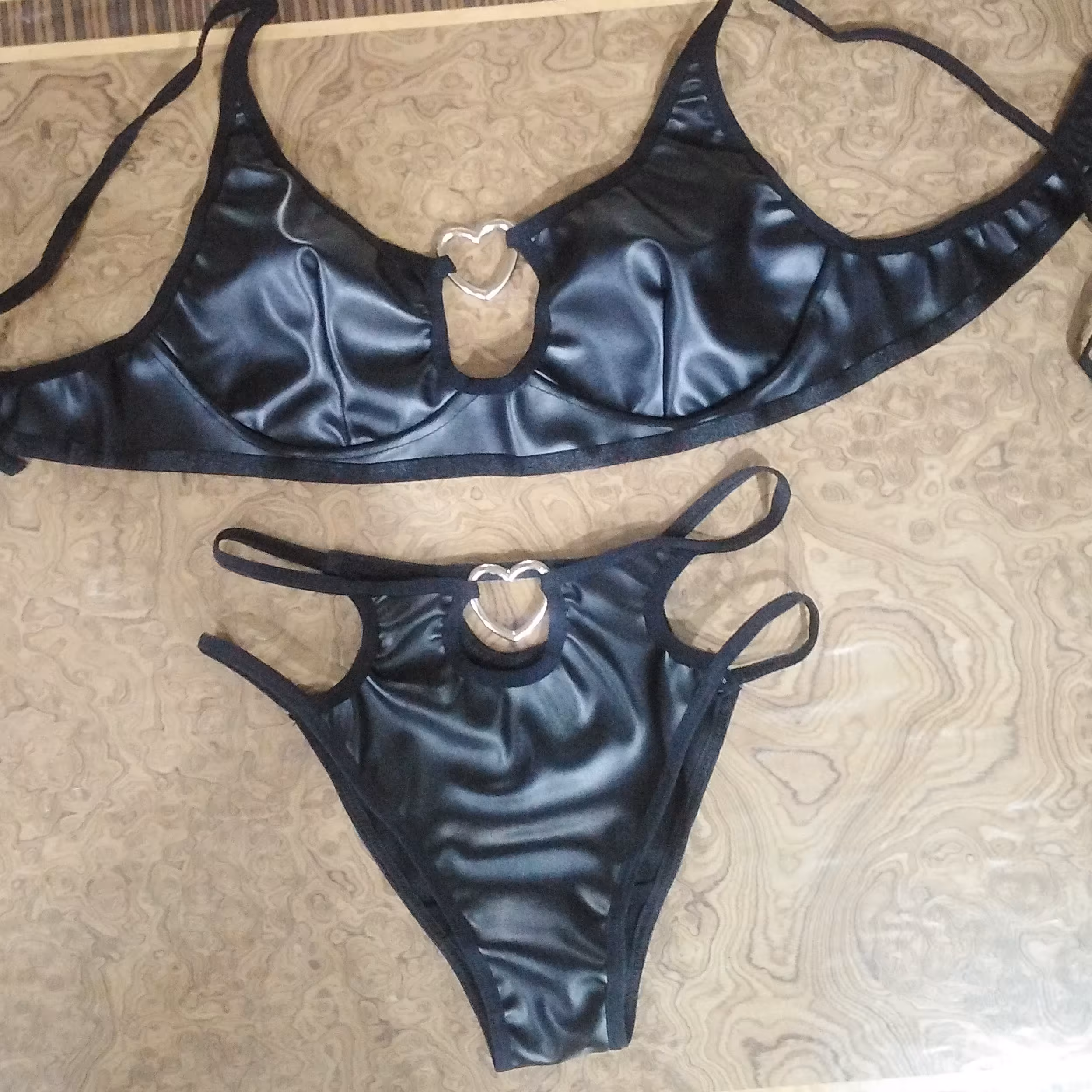 ست شورت و سوتین چرم مصنوعی ( لاتکس) مشکی سایز XL... بعلت فیلترینگ عکس با تن پوش اصلی در پی وی تشریف بیاورید