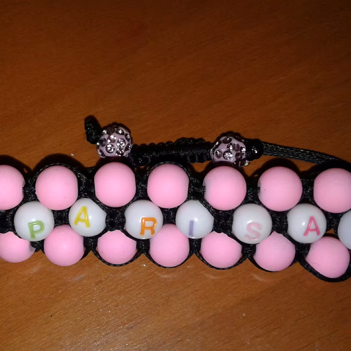 دستبند سه ردیفه اسپرت با مرواریدهای سنگی مات صورتی و با نام خودتان