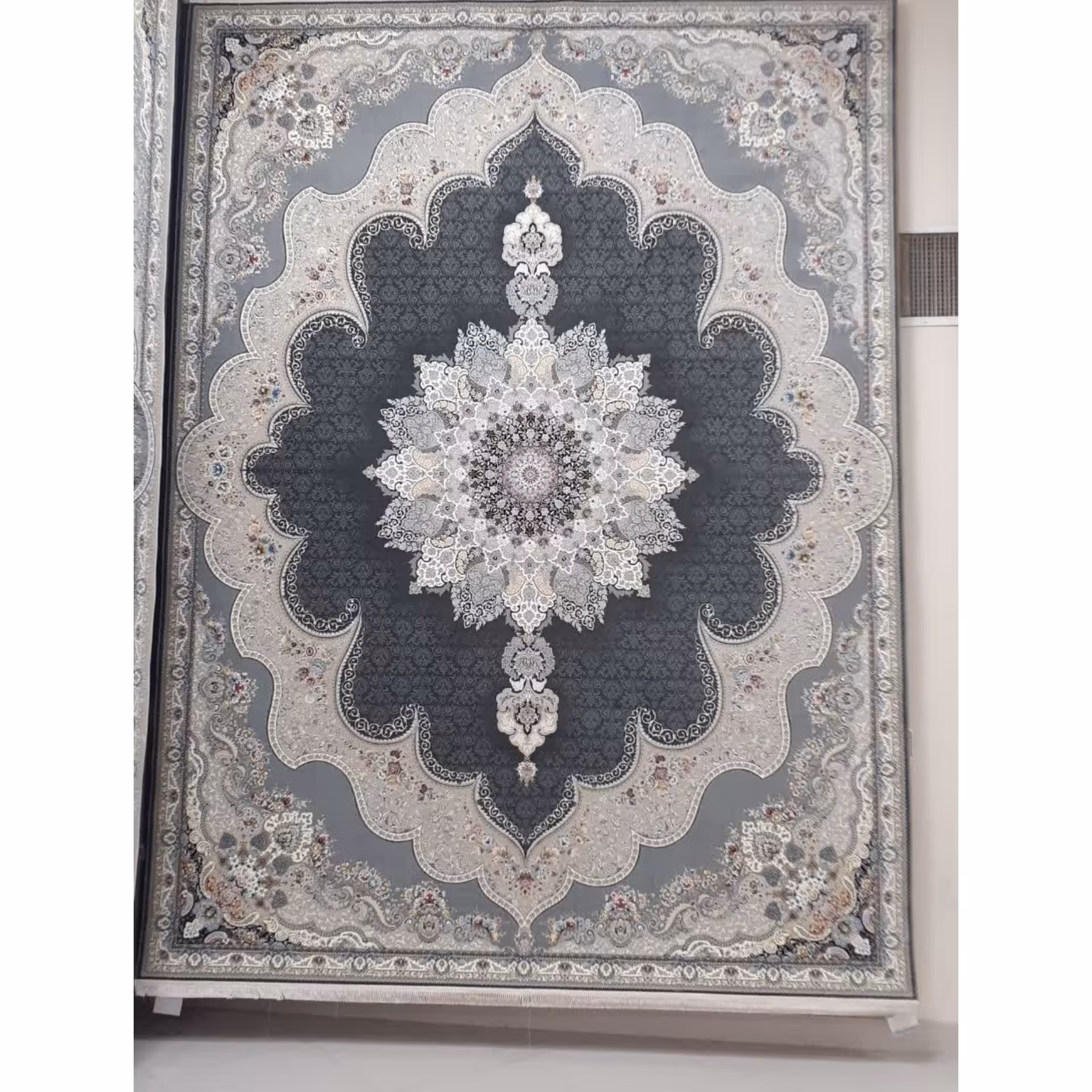 فرش ماشینی 1500 شانه گل برجسته اصل تراکم 4500 طرح بهدیس زمینه ذغالی 12 متری جنس اکرولیک