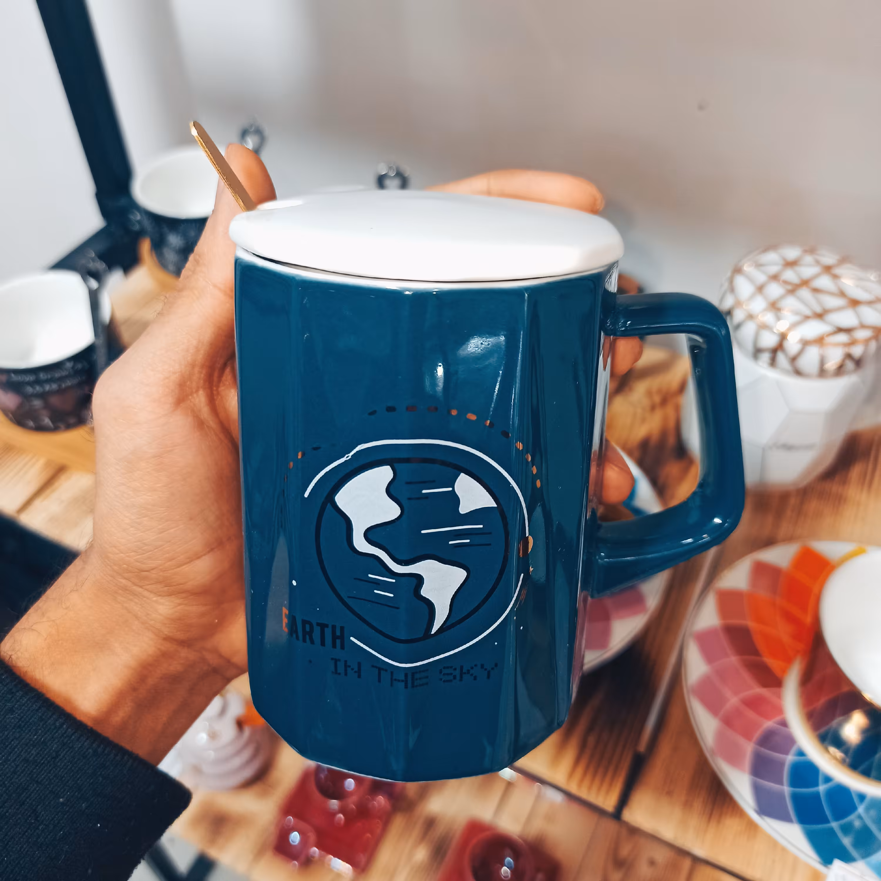 ماگ درب دار  طرح سیاره قاشق دار