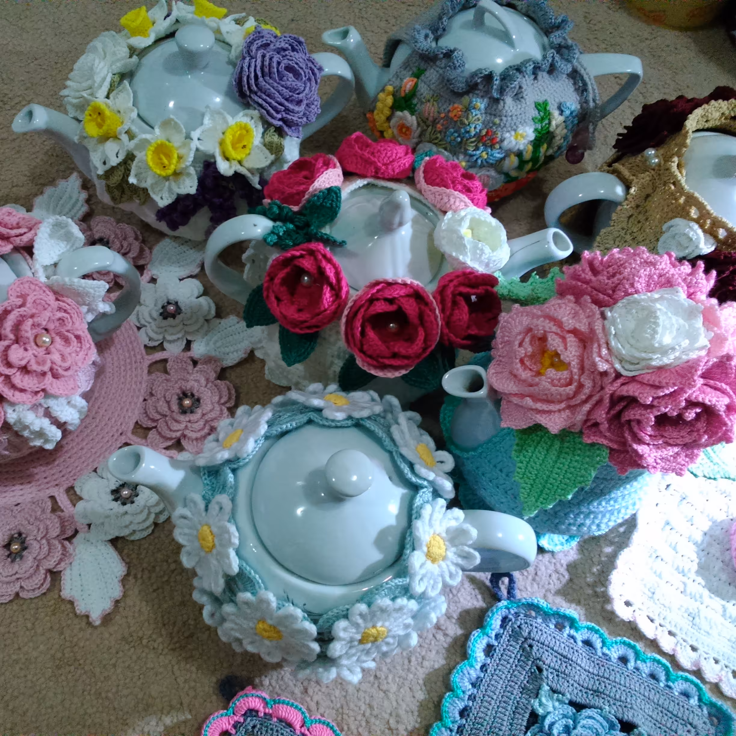 کاورقوری قلاببافی با گلهای کتان ترک ابعاد قوری ارتفاع12سانت دور قوری 45سانت