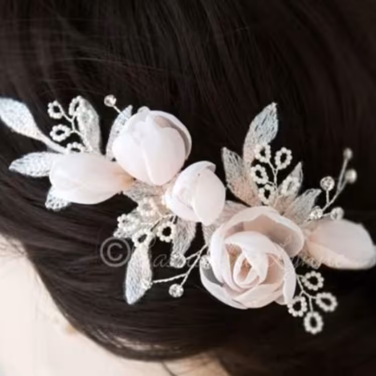 اکسسوری های که با گل چینی تزئین میشه خیلی خاص و زیباست پس برای خاص بودن از این اکسسوری ها استفاده کتید