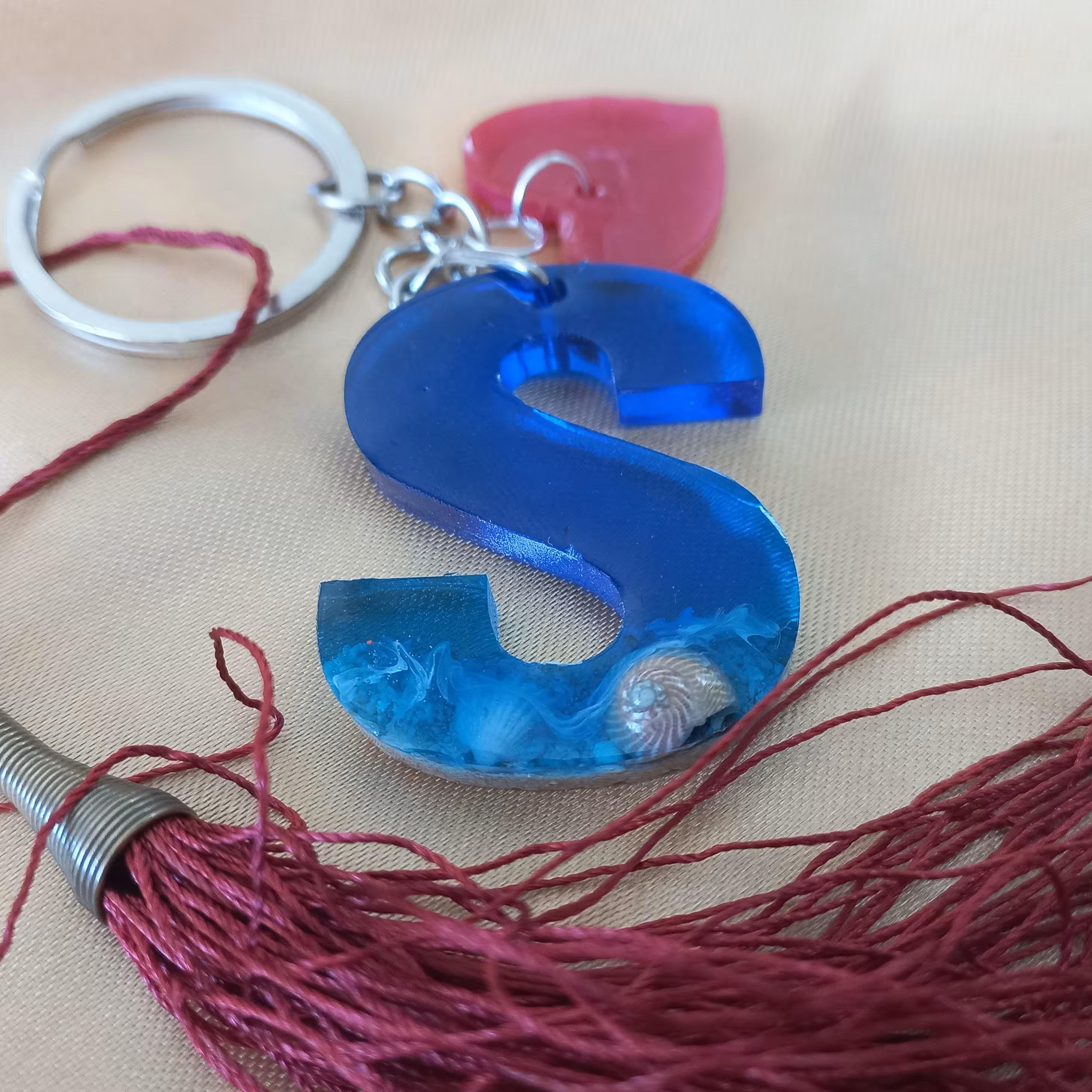 جاسوییچی رزینی حرف S انگلیسی طرح دریا کار شده با صدف طبیعی