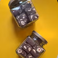 شکلات فاج فندق (بسته بندی شیشه ای -250 گرم -12 عدد)