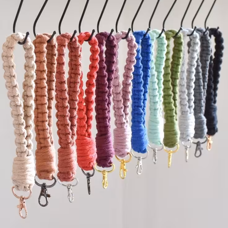 دسته کلید مکرومه.با بهترین کیفیت برای هدیه ولنتاین ...برای سوییچ ماشین ..ک توی مچ دست قرار میگیره و دیگ کلید هاتون رو گم