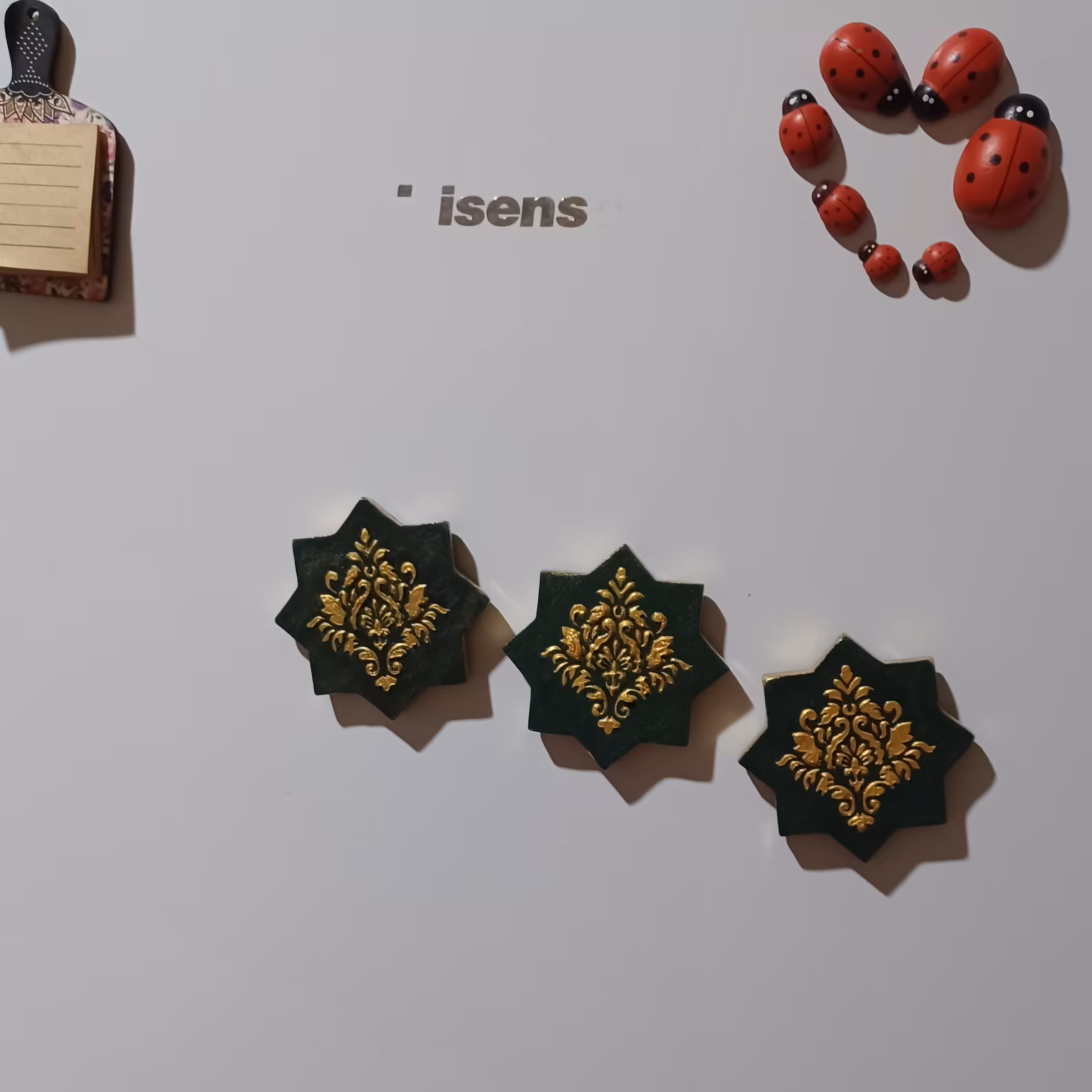 مگنت سفالی کار شده با تکسچر ورنگ اکرولیک