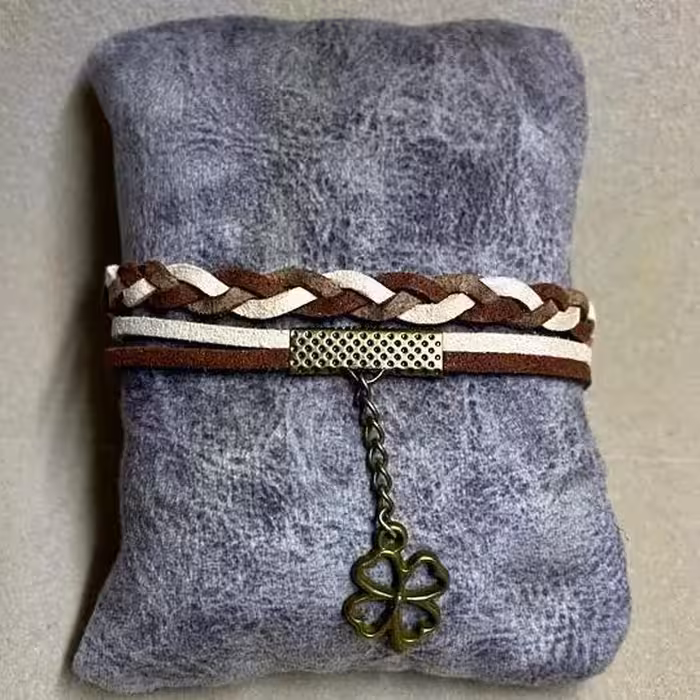 دستبند تریشه چرمی مدل بافت دورنگ قهوه ایی و کرم همراه با زنجیر و خرج کار برنزی 