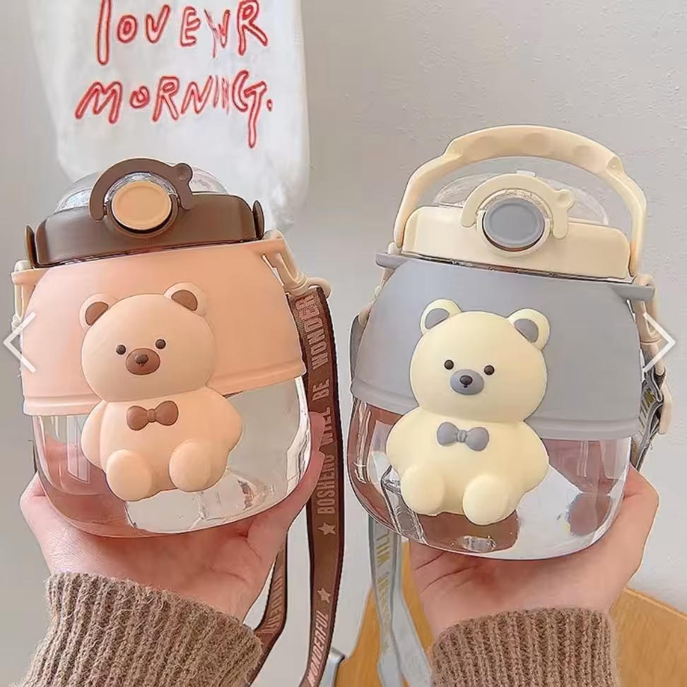 قمقمه  فانتزی نی دار خرسی برجسته
حجم 900میلی  لیتر در رنگ بنفش صورتی زرد قهوه ای
