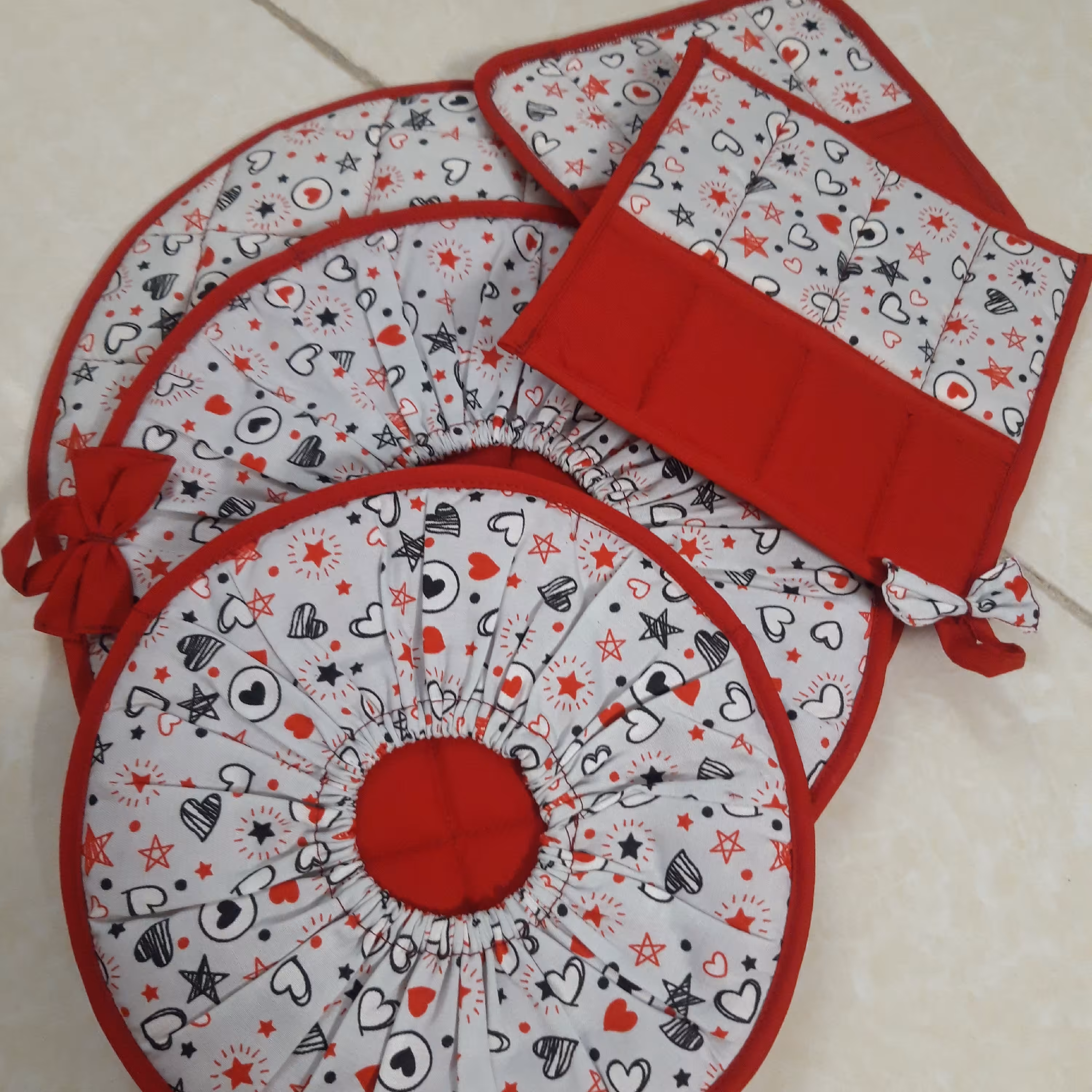 سر‌ویس اشپزخانه پنج تیکه رنگ و طرح پارچه به صورت رندوم میباشد