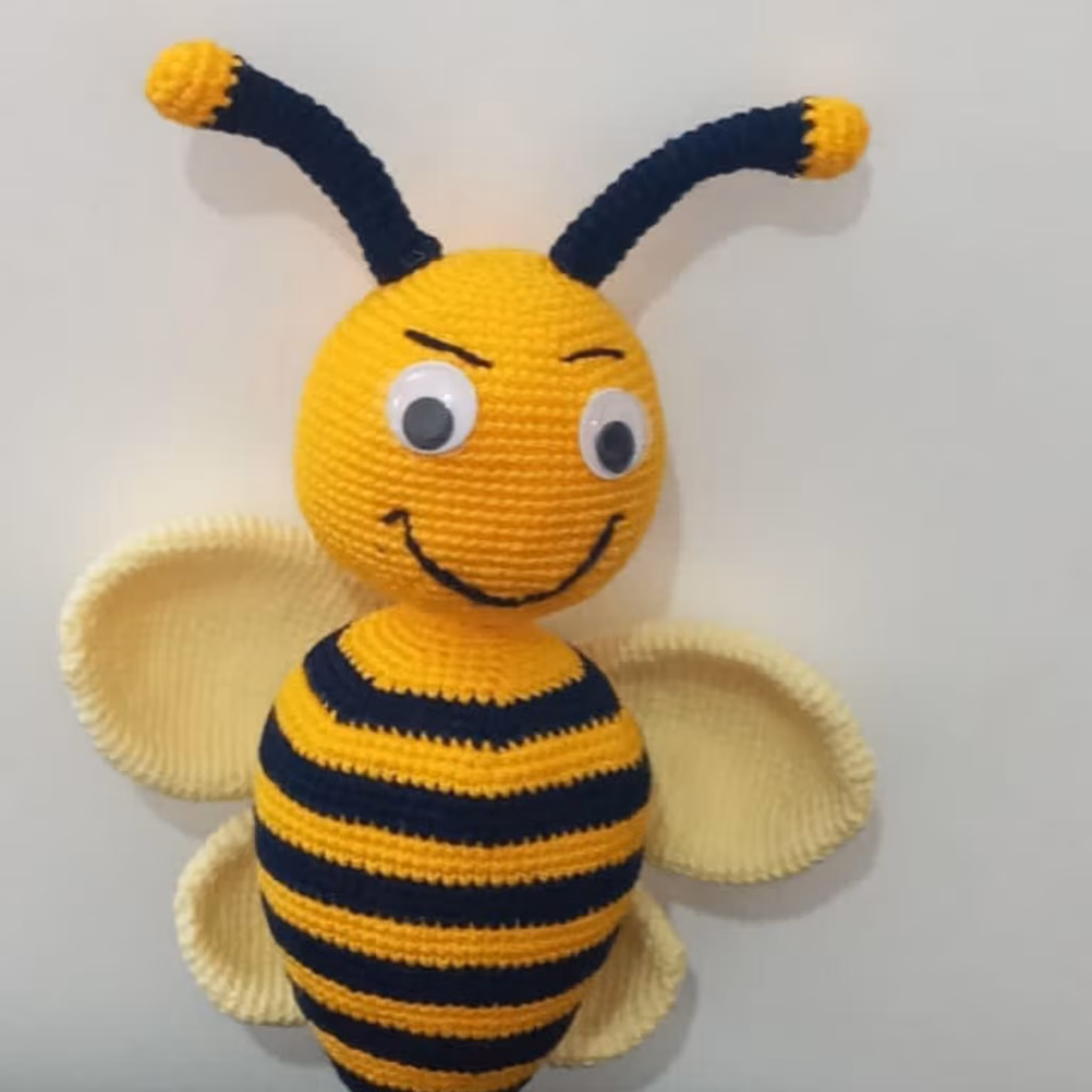 2 عدد عروسک بافتنی زنبوری جان با ارتفاع حدودا 20سانت پرشده باپشم شیشه وقلاببافی شده بانخ کاموا دردسته محصولات صنایع دستی