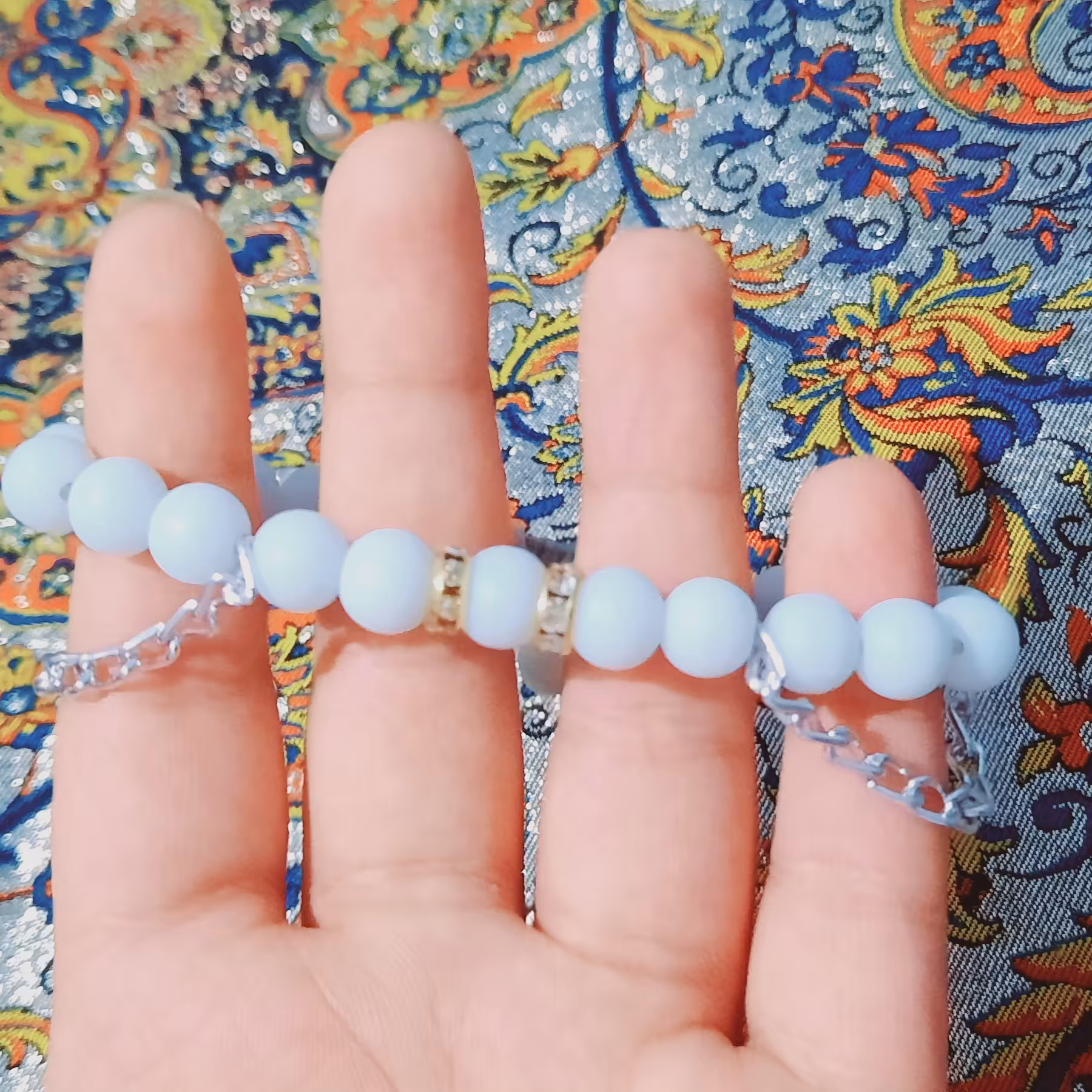 دست بند سفید مات آویز دار