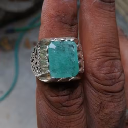 انگشتر زمرد اصل سنگین با نگین زمرد دارای شفافیت عالی و حالت ابریشمی حراج فقط تا میلاد پیامبر اکرم (ص) 