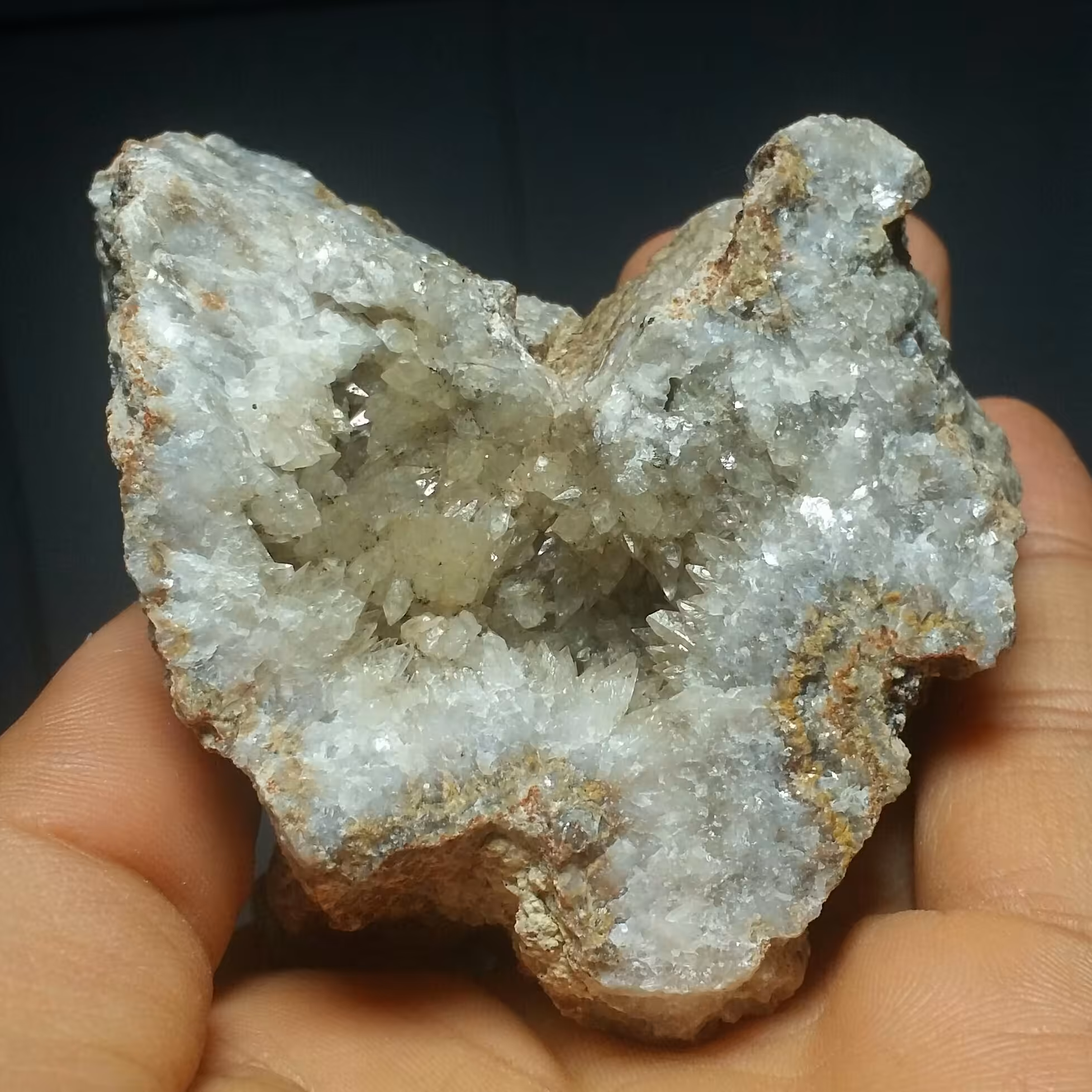 سنگ راف کلسیت کلیسیت دندان سگی پر بلور درون بستر بسیار  خاص و خوش رنگ فوق کلکسیونی کد 10611