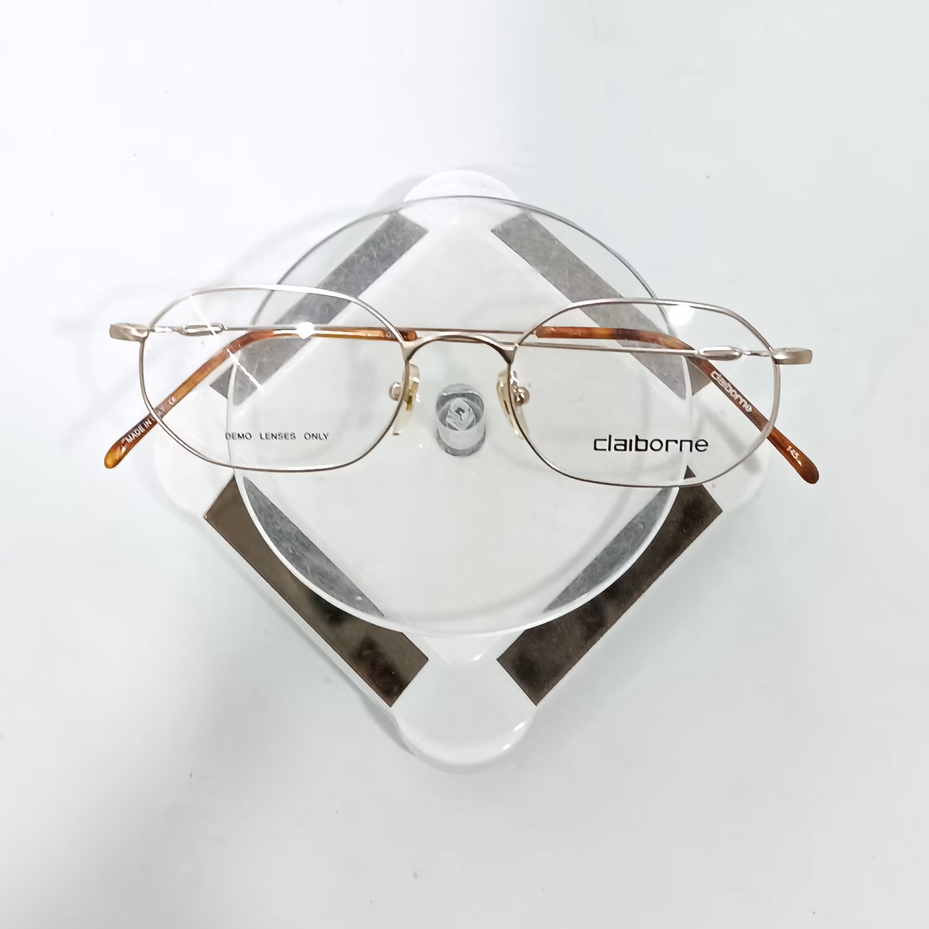 عینک طبی ظریف ارزان با قابلیت تعویض عدسی طبی بسیار مناسب جهت ساخت عینک مطالعه و قابل استفاده جهت زیبایی 