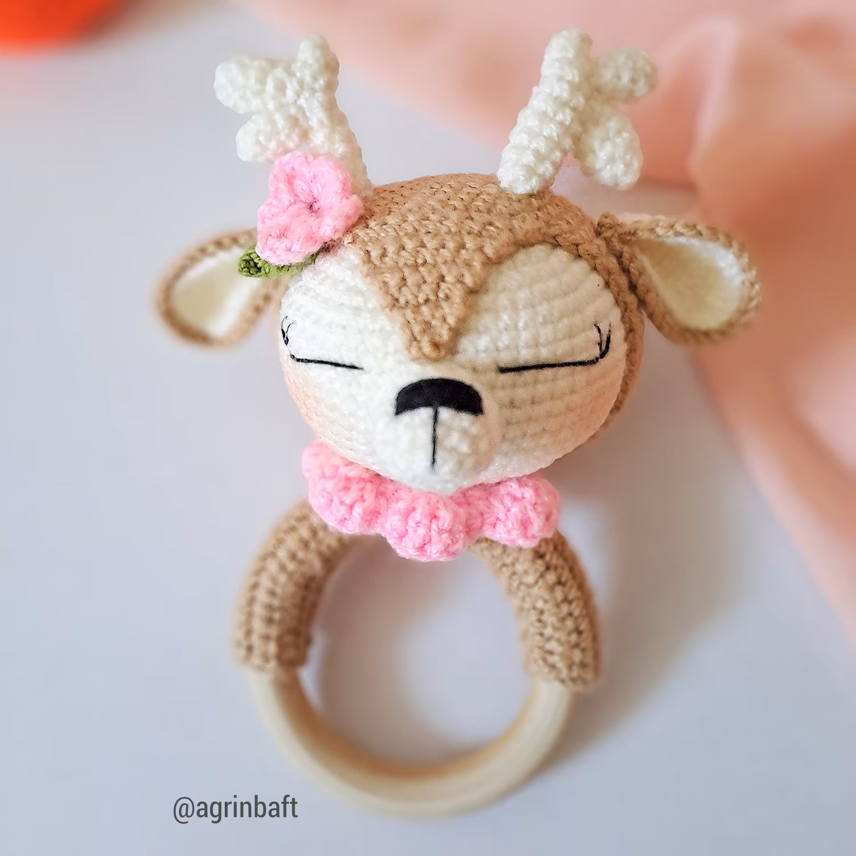 جغجغه طرح گوزن بافتنی