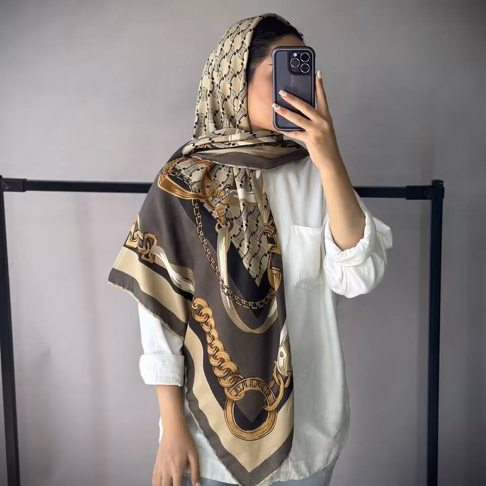 روسری پاییزه دست دوز قواره بزرگ.