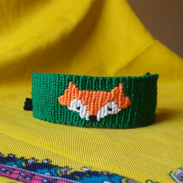 دستبند دستبافت طرح روباه (پس زمینه سبز) محصول کاملا دستساز تیم گوزن آبی