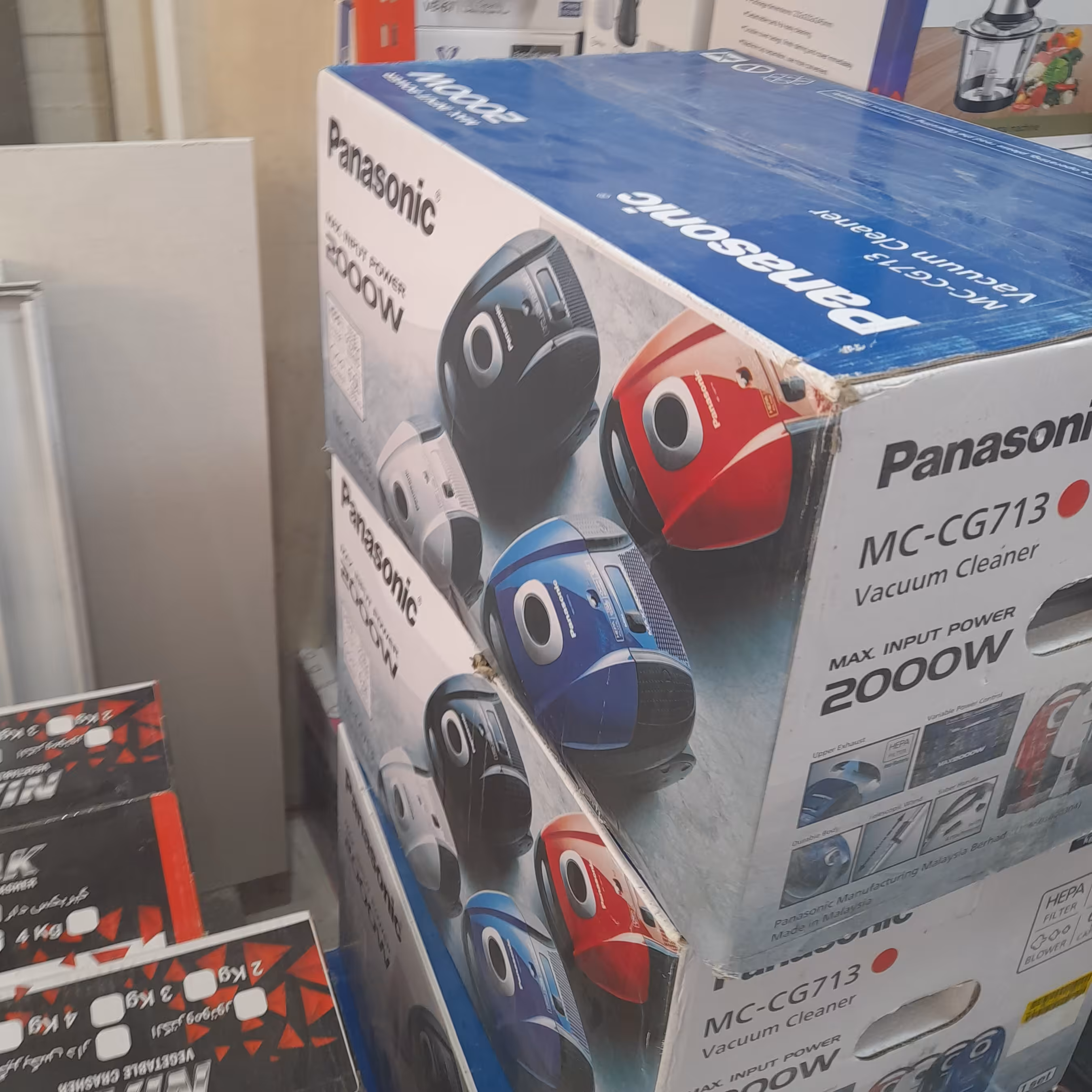 جاروبرقی 2000 وات پاناسونیک مدل 713 کیفیت عالی و اصلی وارداتی (پس کرایه)