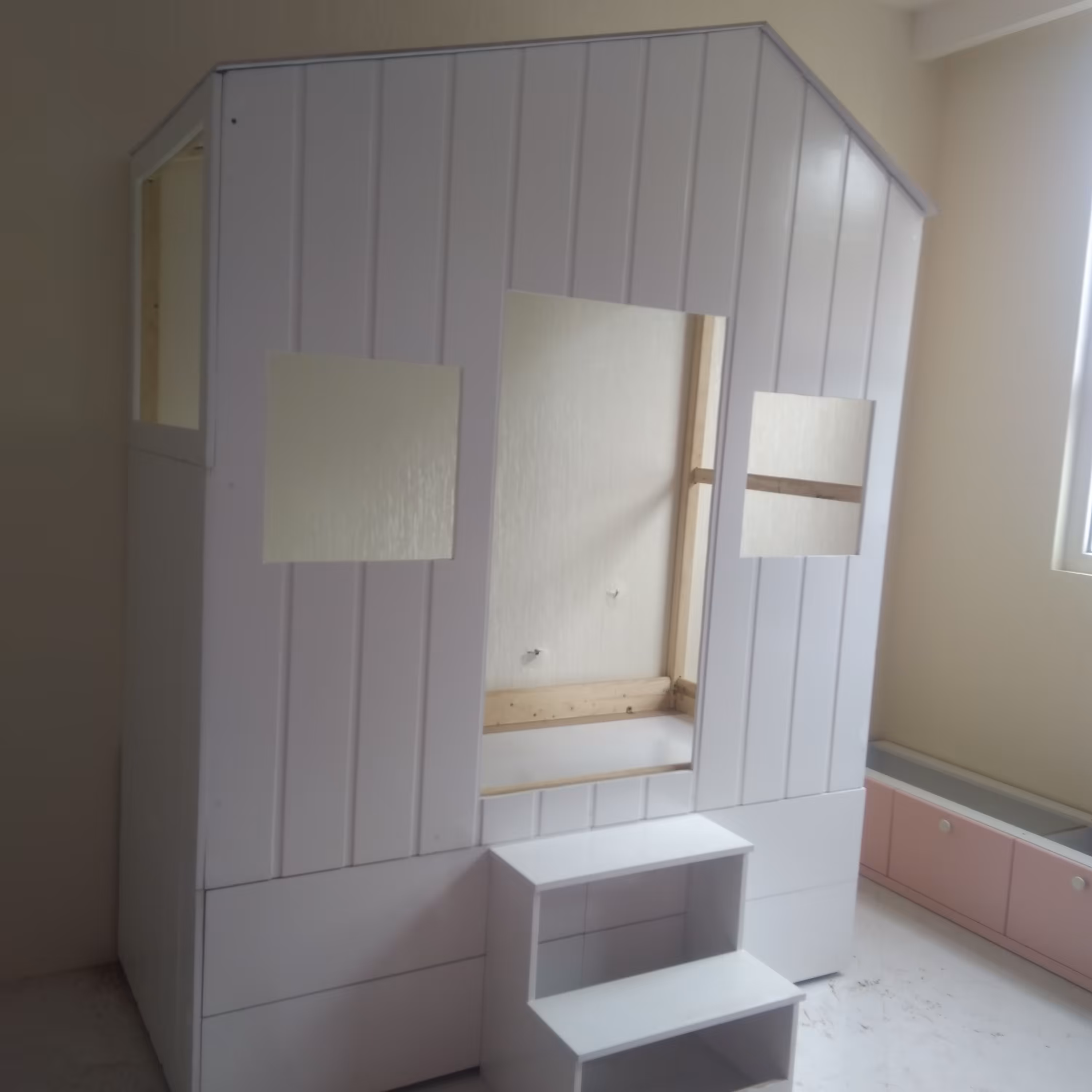 کلبه چوبی( چوب روس و ام دی اف خام روکش رنگ نیم پلی استر براق) 