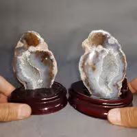 گوهر سنگ ژئود ایرانی با پایه چوبی نفیس کد 58