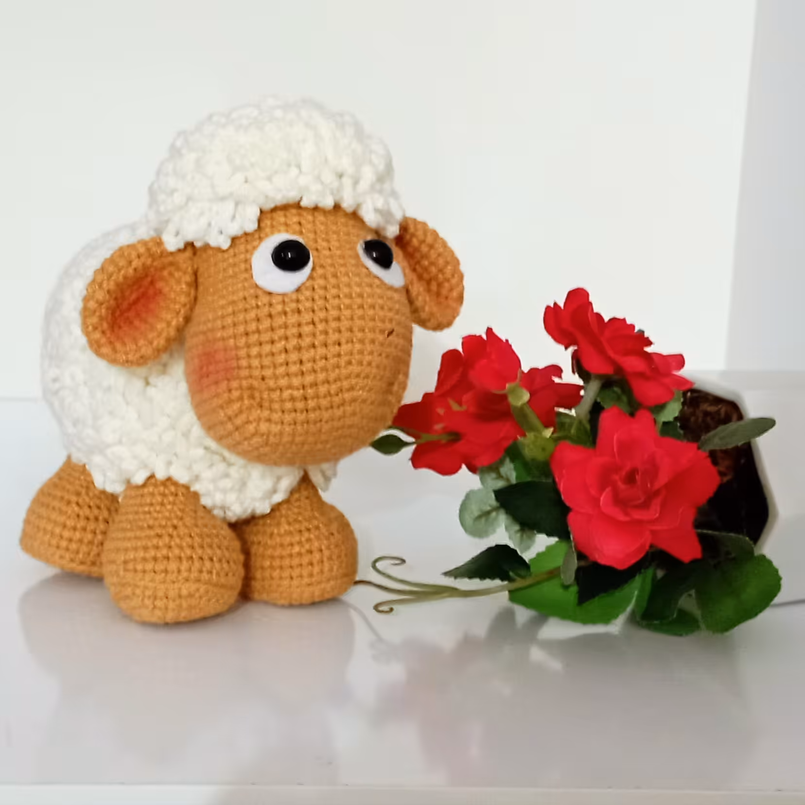 عروسک گوسفند بافته شده با نخ اکریل تاب،