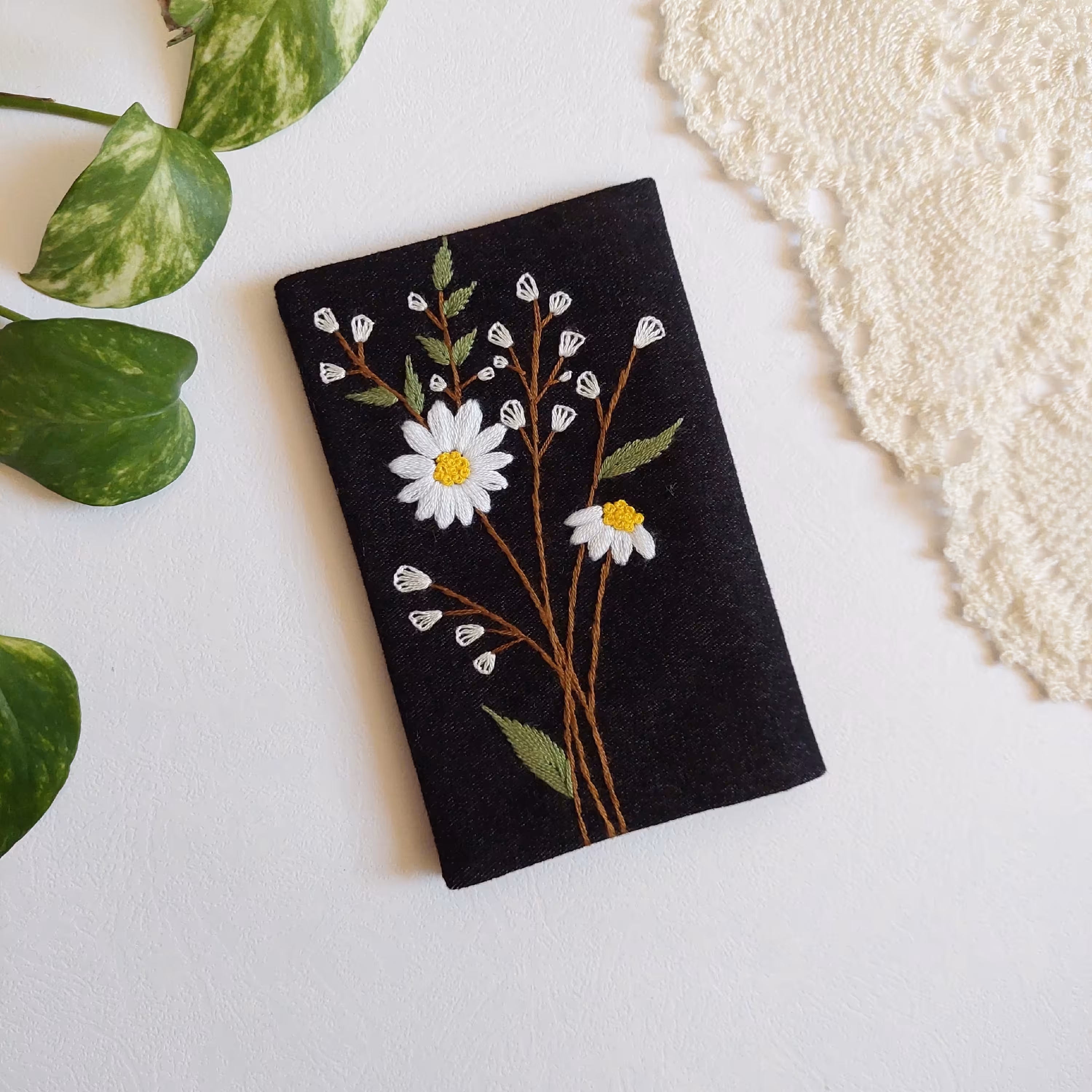 جای دستمال کاغذی گلدوزی شده با دست طرح دسته گل بابونه