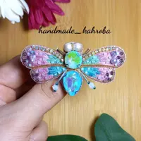 سنجاق سینه جواهردوزی طرح حشره فاخر  ساخته شده از متریال درجه یک و رنگ ثابت 