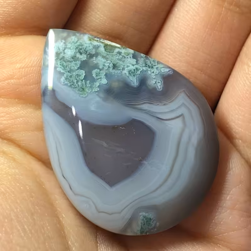 نگین شجر شکوفه سبز و عقیق سلیمانی سه بعدی با رنگ خاص و منحصر به فرد رد بسیار زیبا و چشم نواز تراش اشکی شکل کد 107