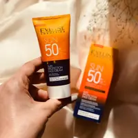کرم ضد آفتاب پوست های حساس اولاین spf 50 حجم 50 میل