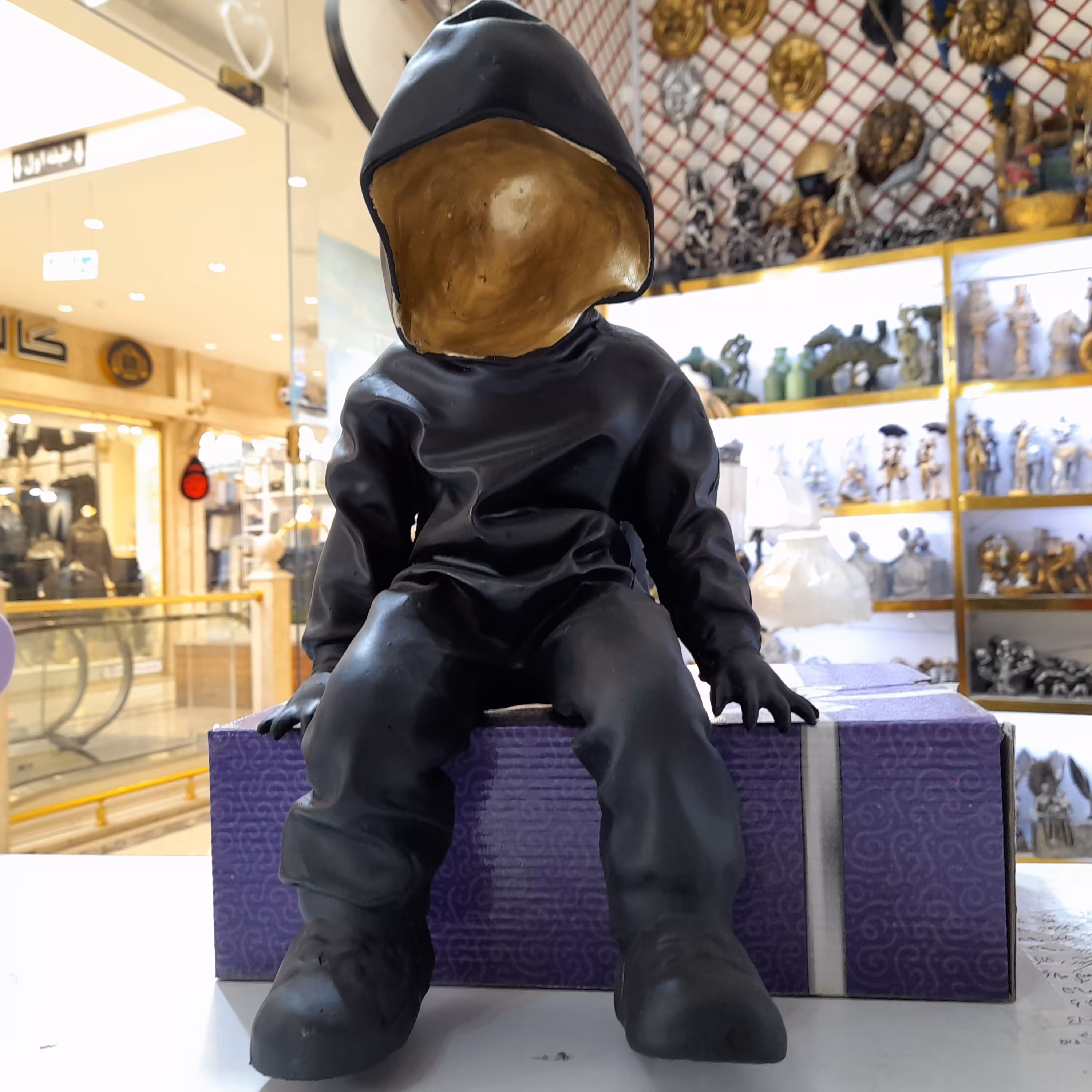 مجسمه مدرن لب طاقچه ای مجسمه روح نشسته پلی استری کیفیت عالی