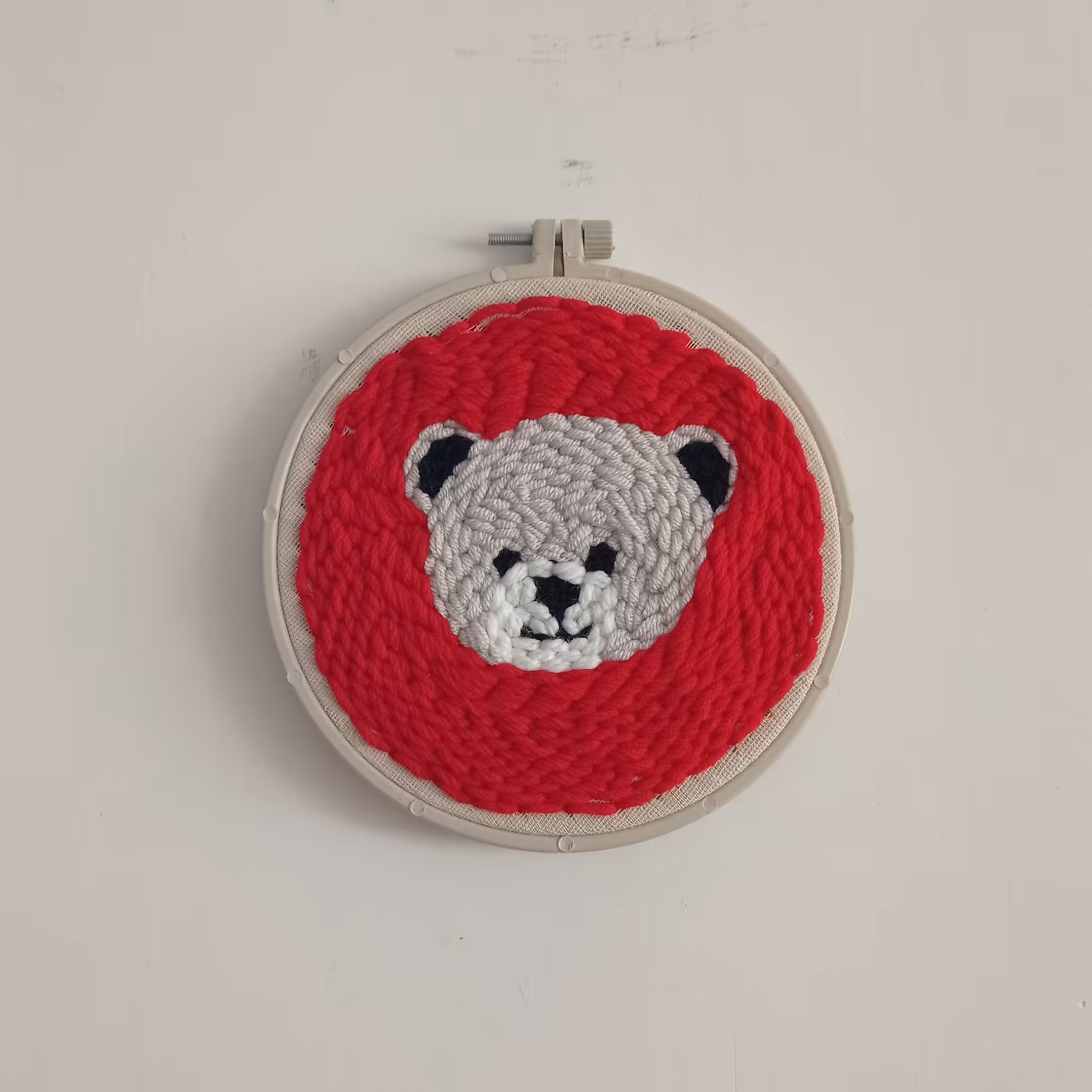 تابلو خرس پانچ دوزی، قرمز و طوسی ،قطر 15