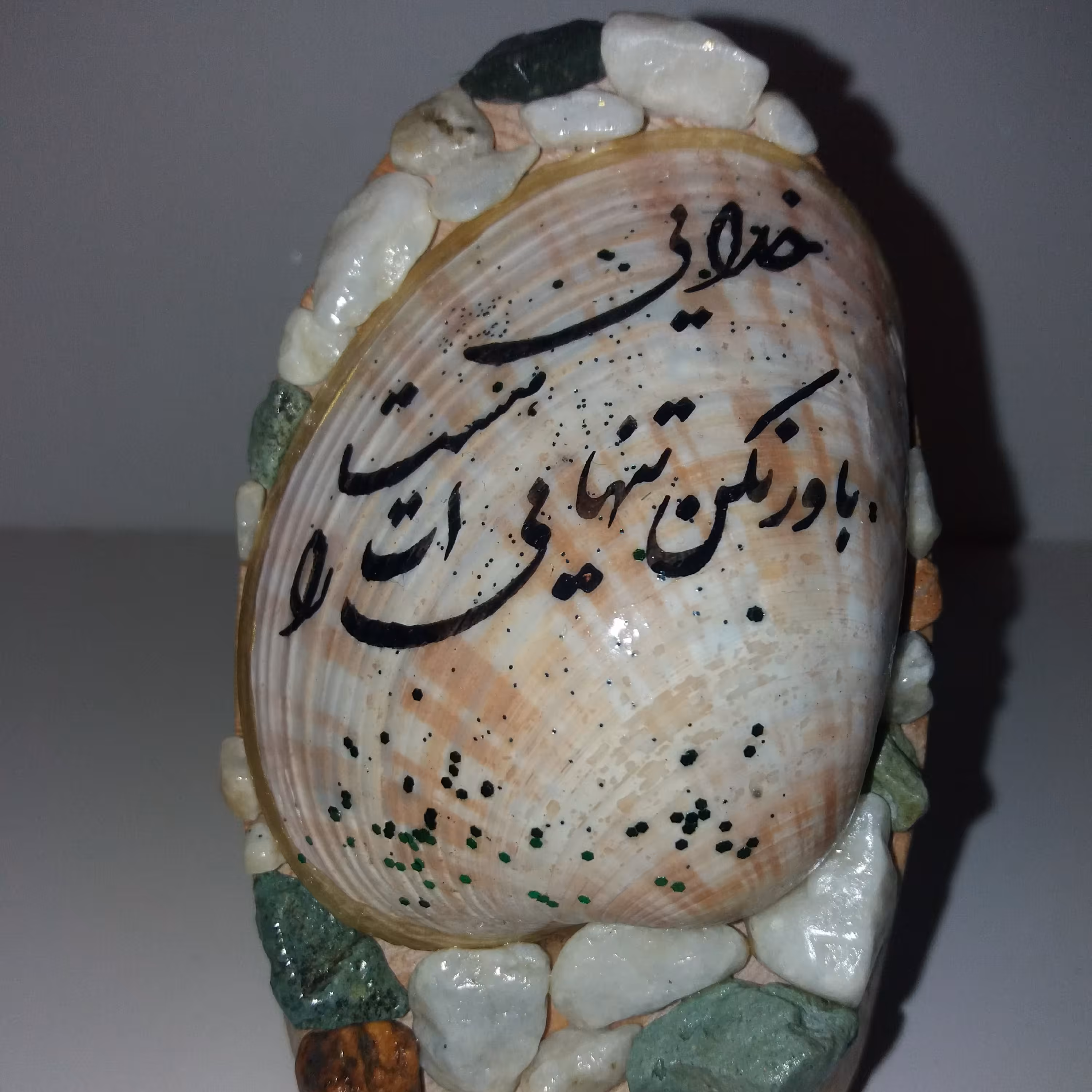 خطاطی روی صدف.