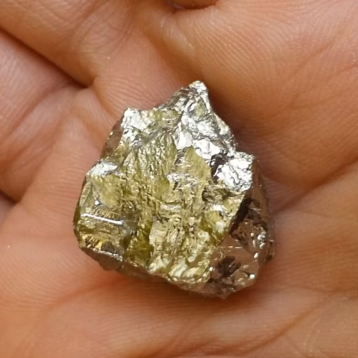 سنگ راف حبه شده پیریت طلایی ملقب به سنگ طلا 100 در 100 طبیعی شااهکار خلقت
بی نظییر
