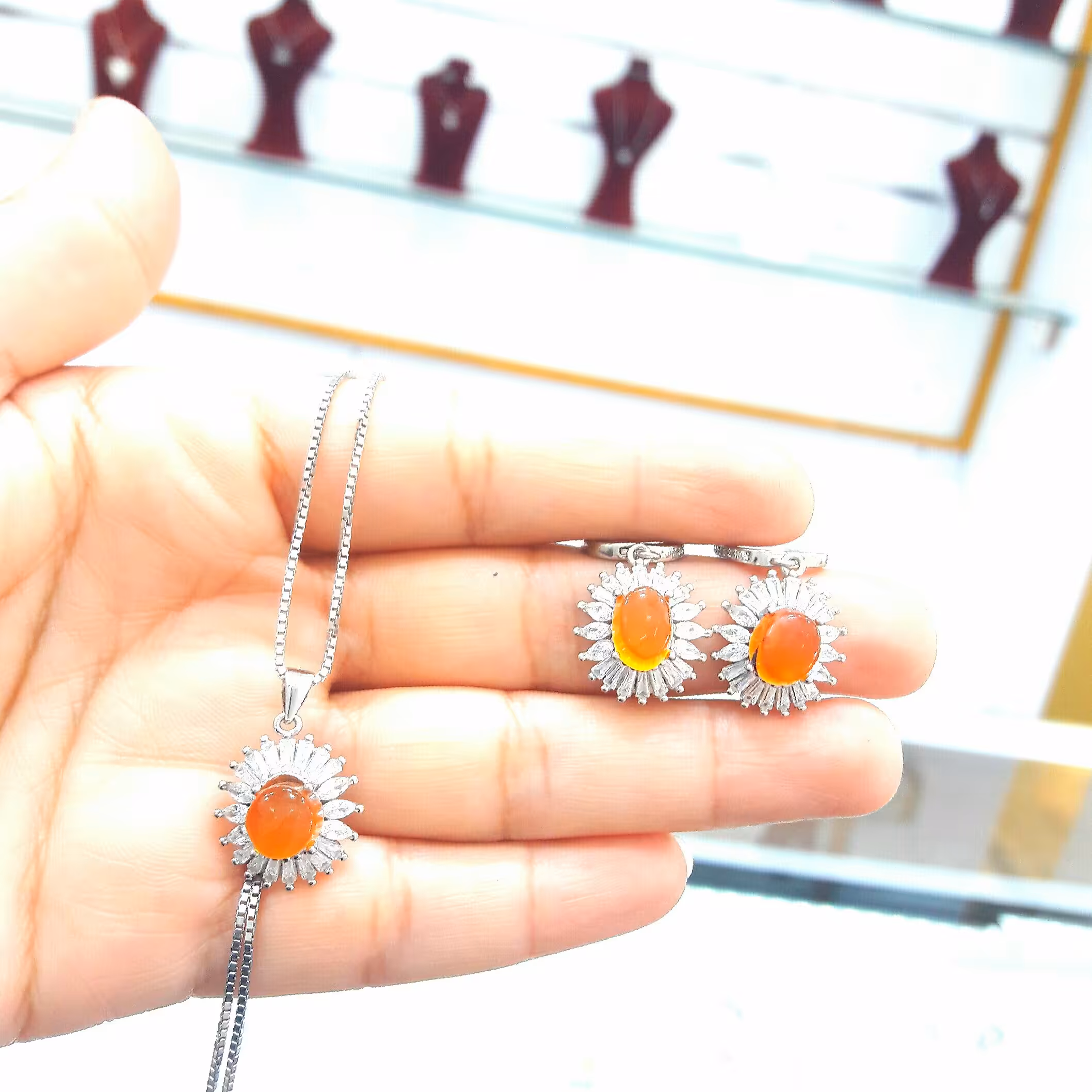 نیمست نقره عقیق اصل یمنی بسیار شیک و زیبا و پرخواص، باوزن13.13گرم بابهترین کیفیت