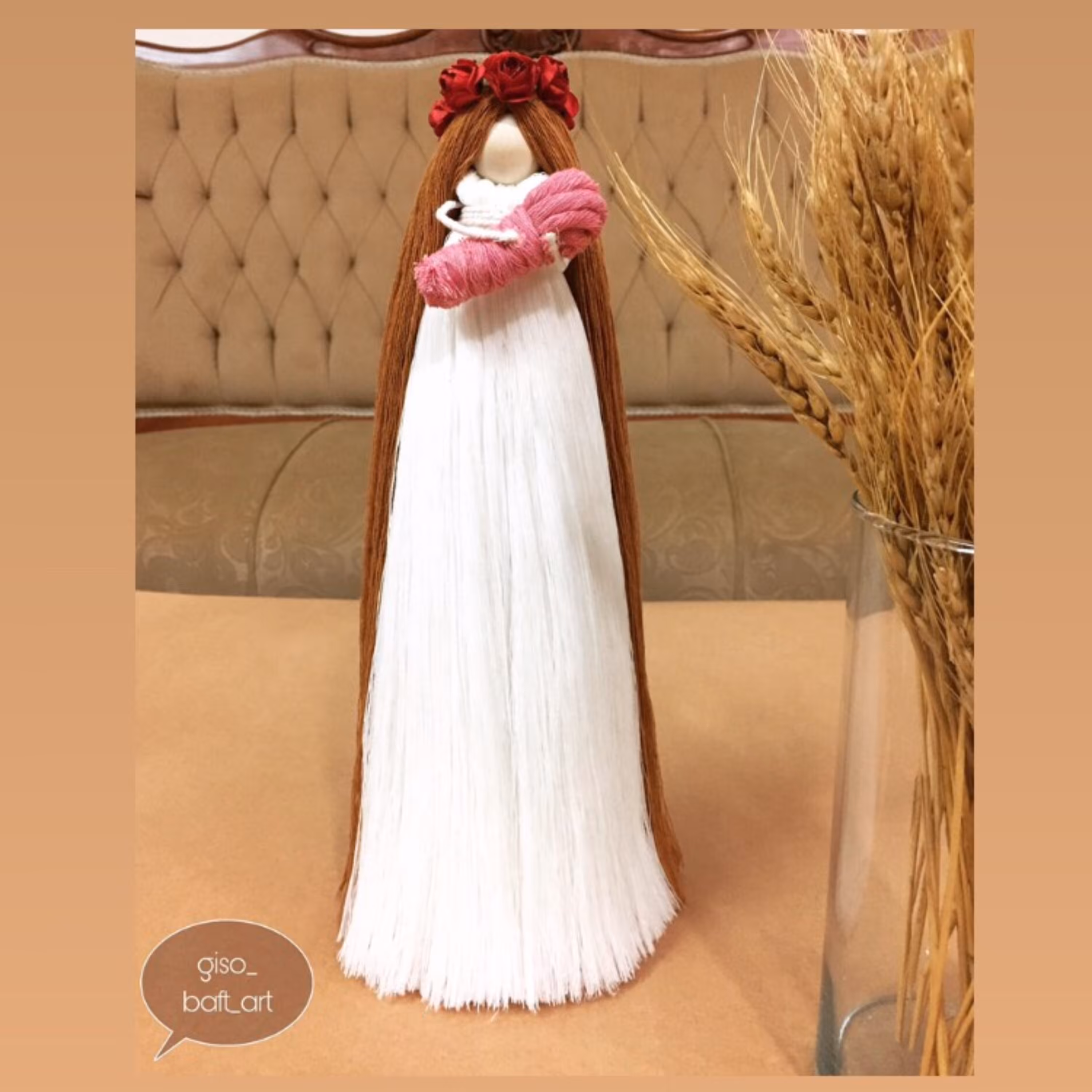 فرشته ایستاده با نوزاد